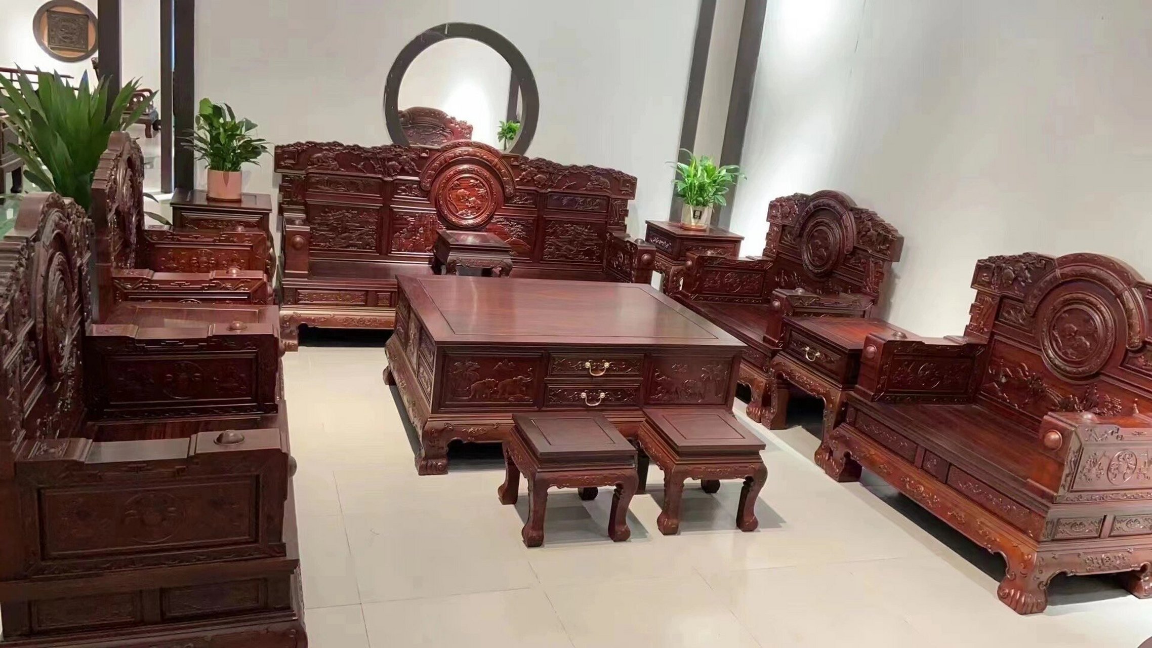 看:第一次挑选红木,最直观就是看,看颜色和纹路,看家具有没有损坏