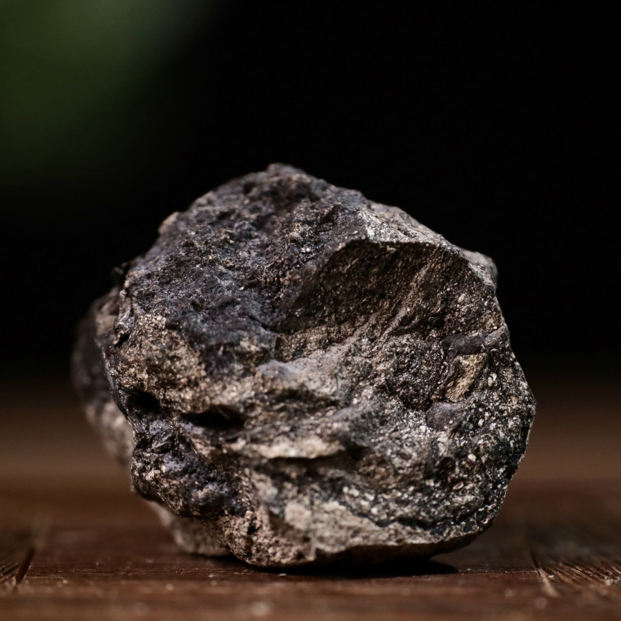 香材·龙涎香的真假分辨 龙涎香,从古至今都有一层神秘的色彩,在众多