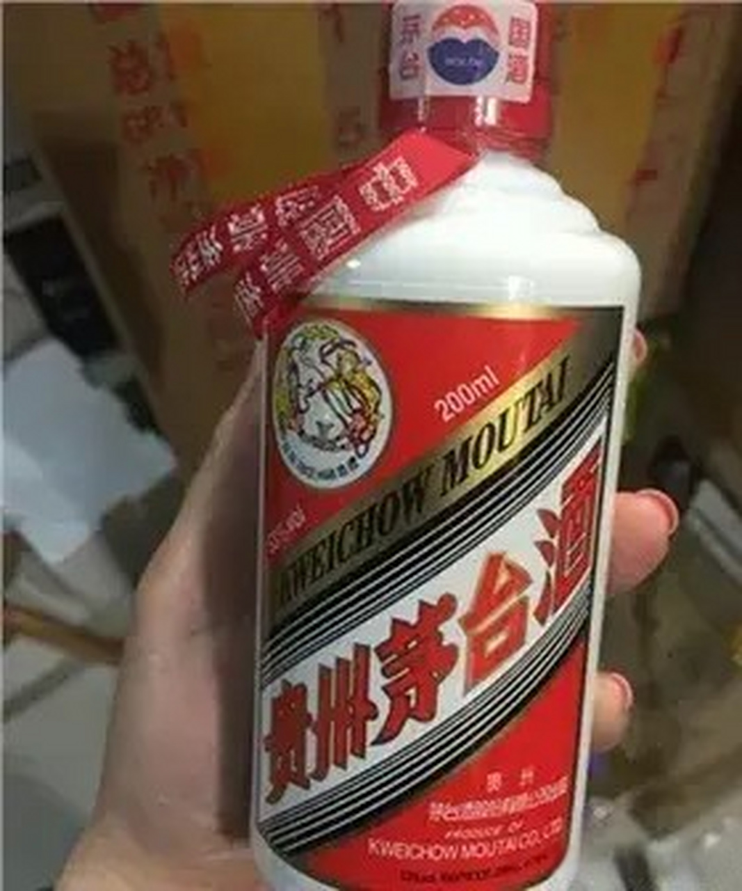 上海,一女子花12400元買了4瓶飛天茅臺酒,不料在送給朋友飲用時,朋友