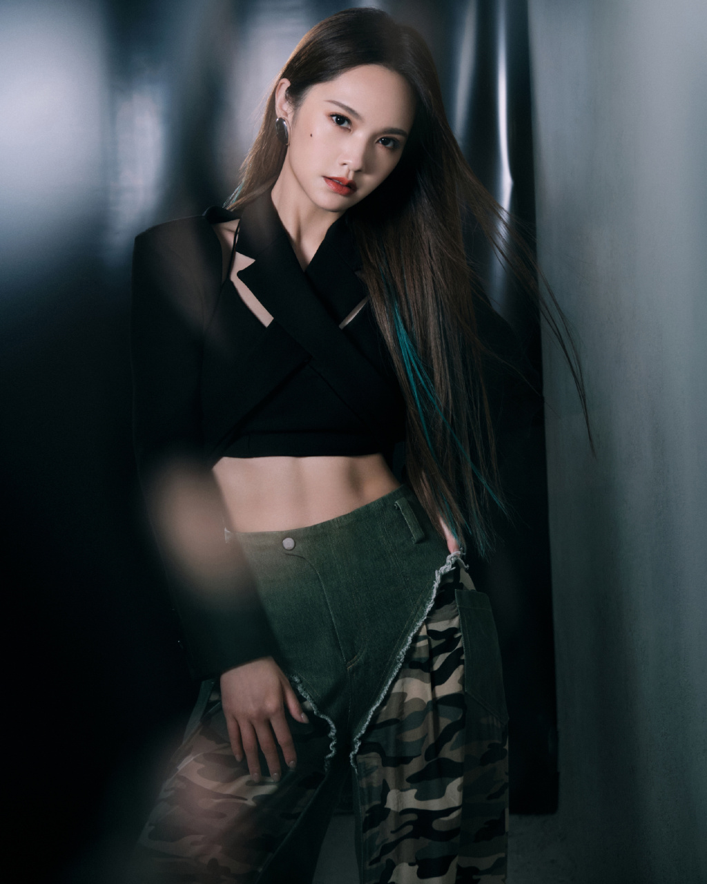 杨丞琳一身黑色穿搭造型,婉约优雅沉稳笃定,是怦然心动的感觉