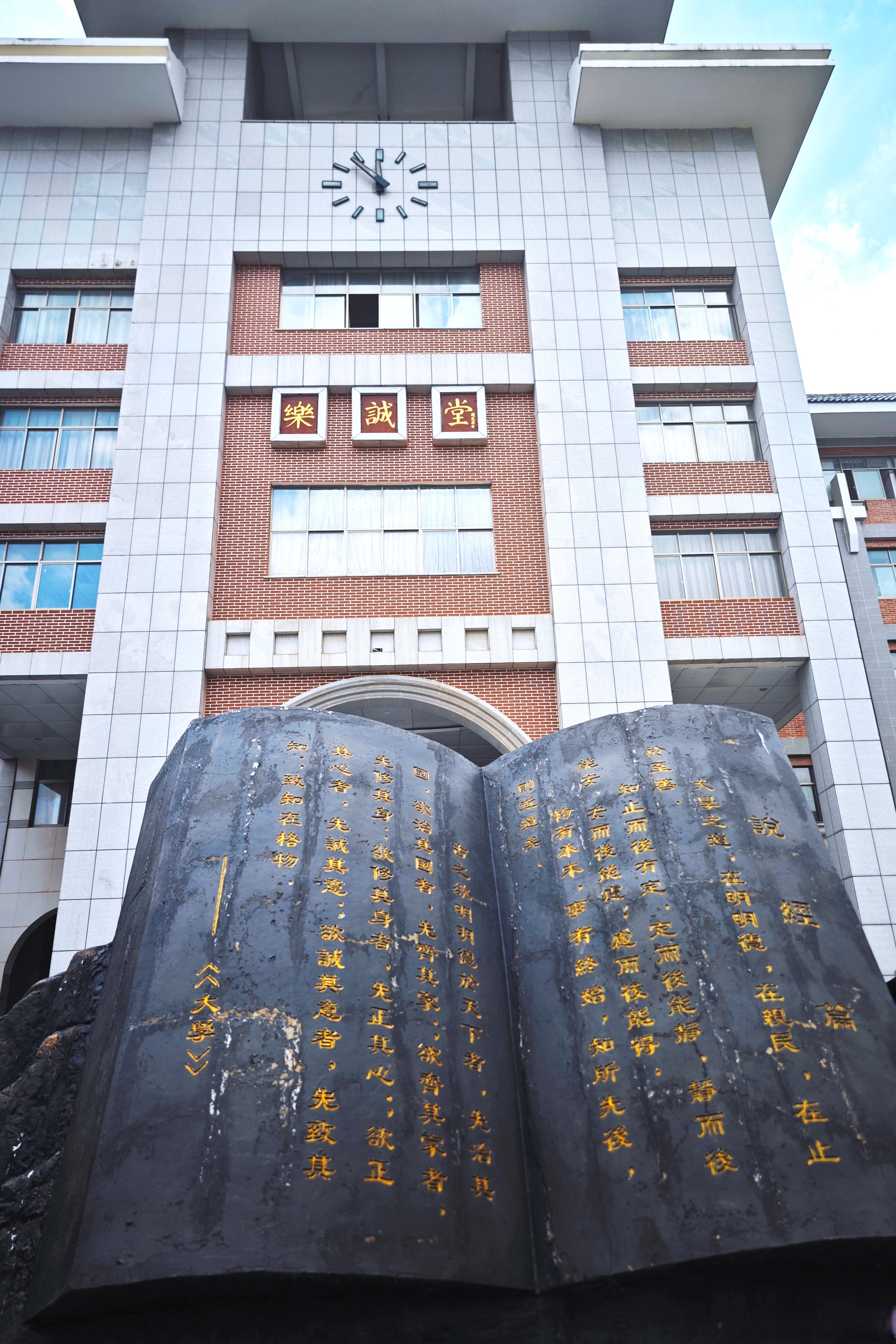 "昨日,有幸随三湘名博的老师们踏访了拥有百年历史的明德中学