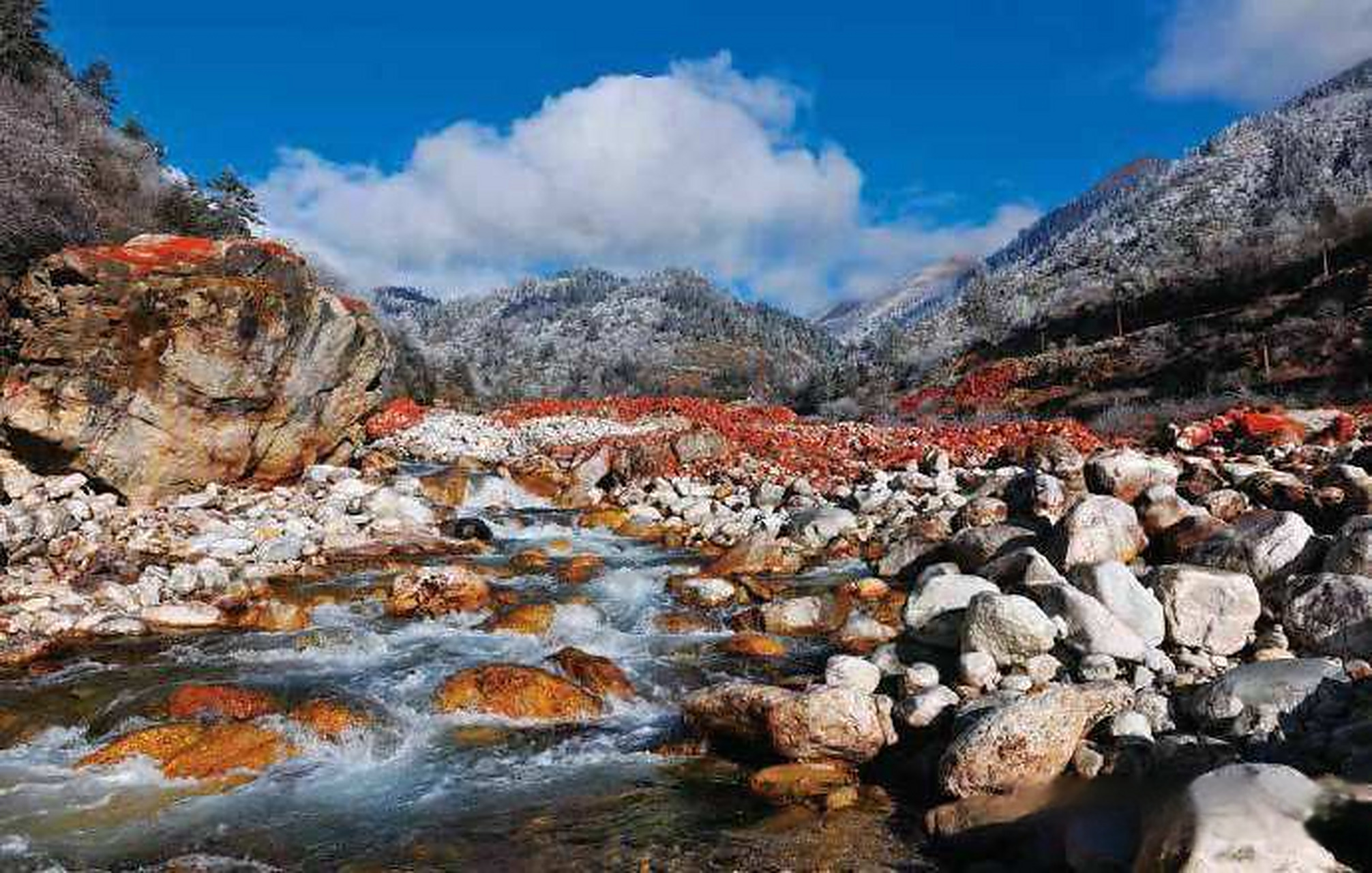 四川海螺沟红石滩.