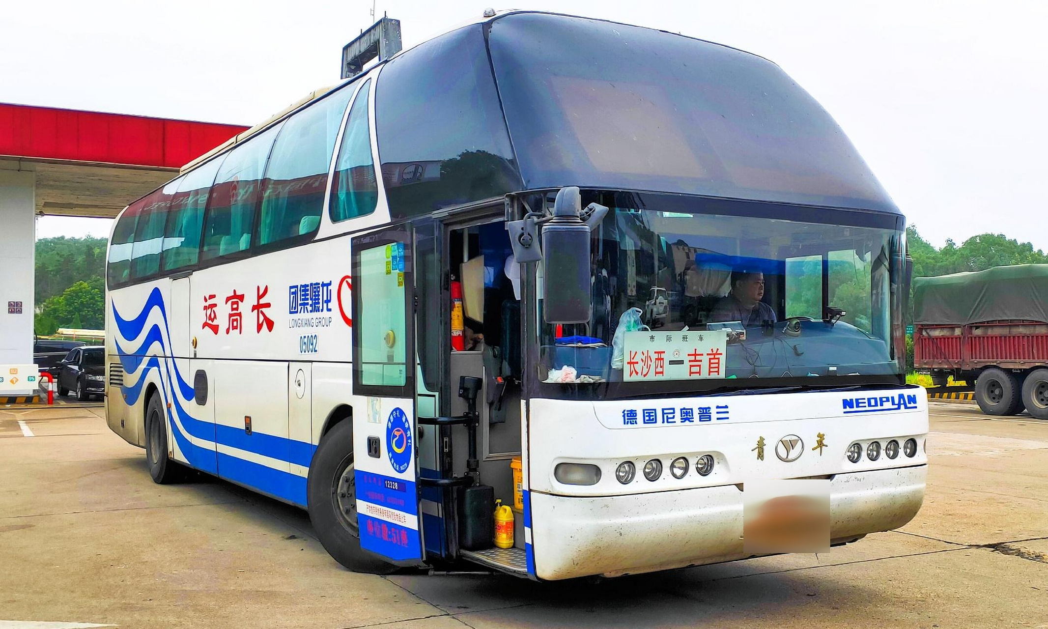 怀旧青年尼奥普兰  国内豪华客车的引导者  开创了一层半,双风挡,层半