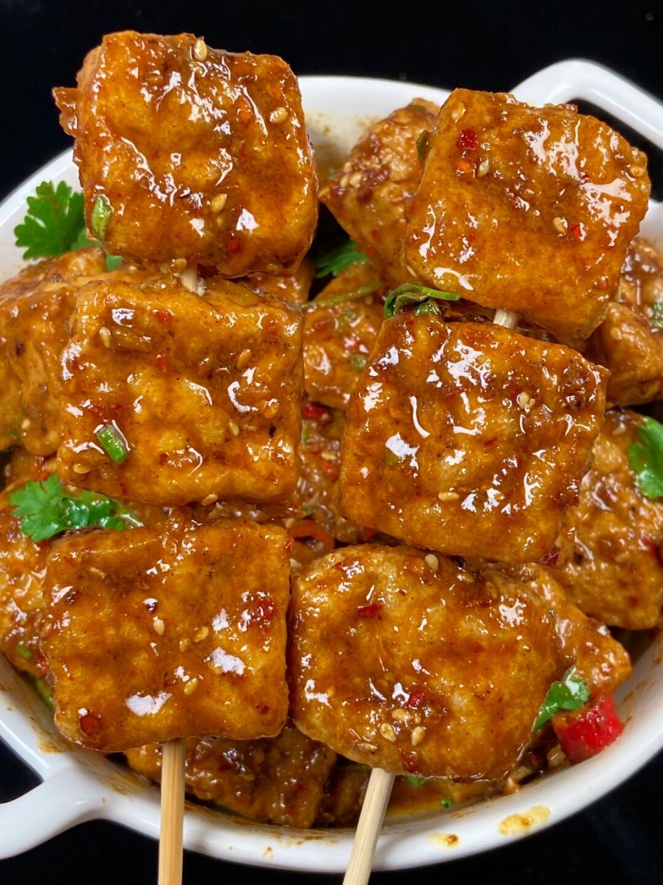 今天分享这个空气炸锅的麻酱豆腐真的好好吃哇!还没出锅就闻到香味了!