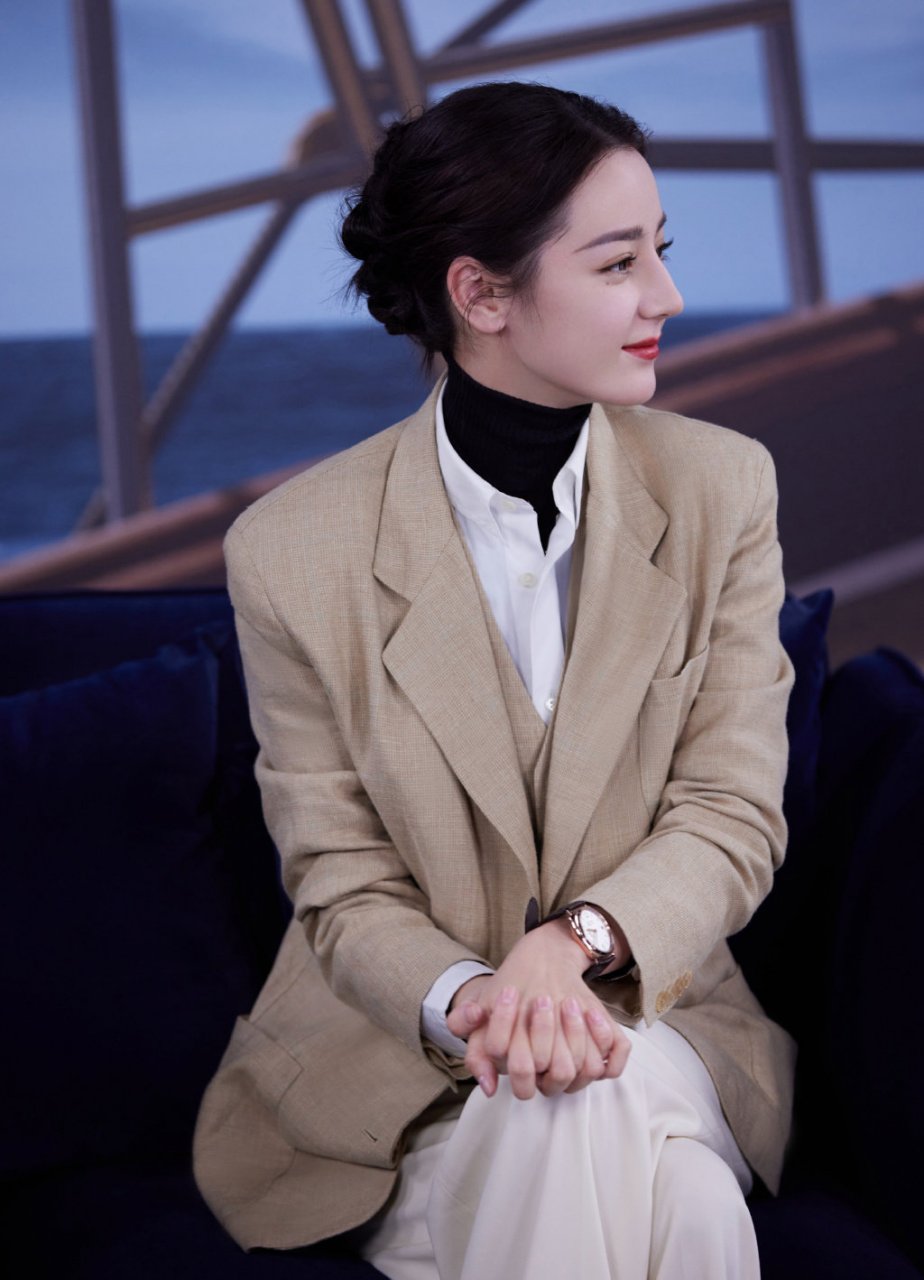 迪丽热巴工作花絮惊喜掉落~ 白衬衫77卡其色西装马甲77盘发造型