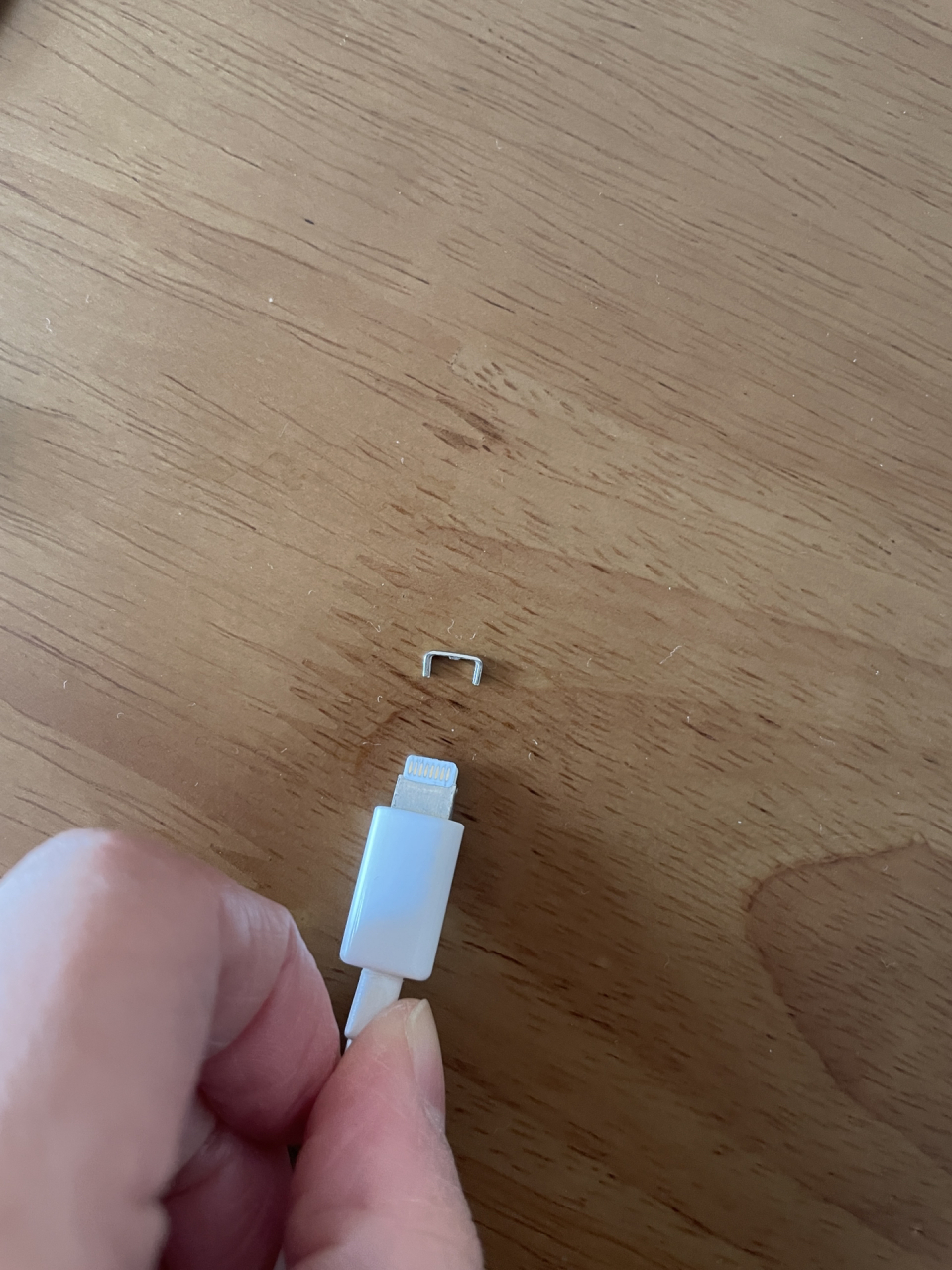 苹果手机充电器插不进去?充不了电?