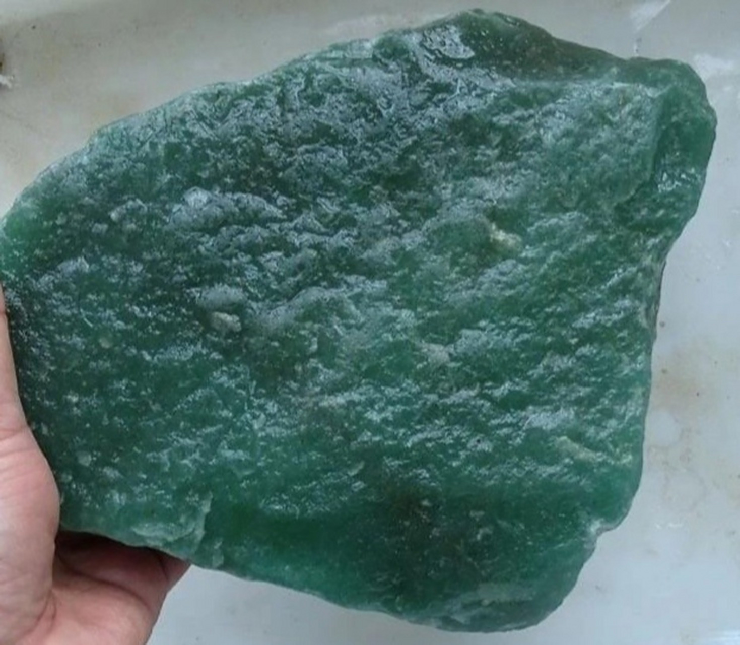 东陵玉 东陵玉,学名:砂金石,亦称海洋石或东陵石,在地质学上称含铬