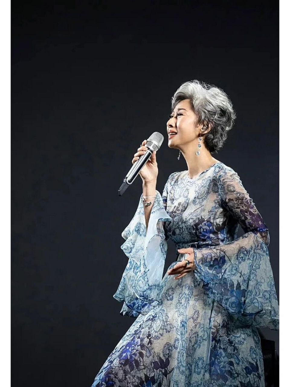 叶倩文的白发如此优雅 女人都喜欢年轻,尤其到了长白发的年纪几乎一二