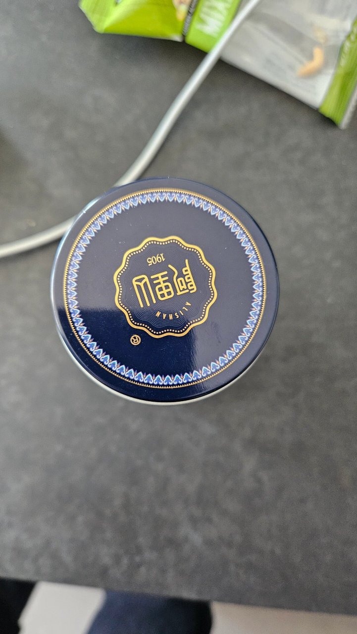 阿里山景泰蓝香烟 香港机场买的,台湾烟!