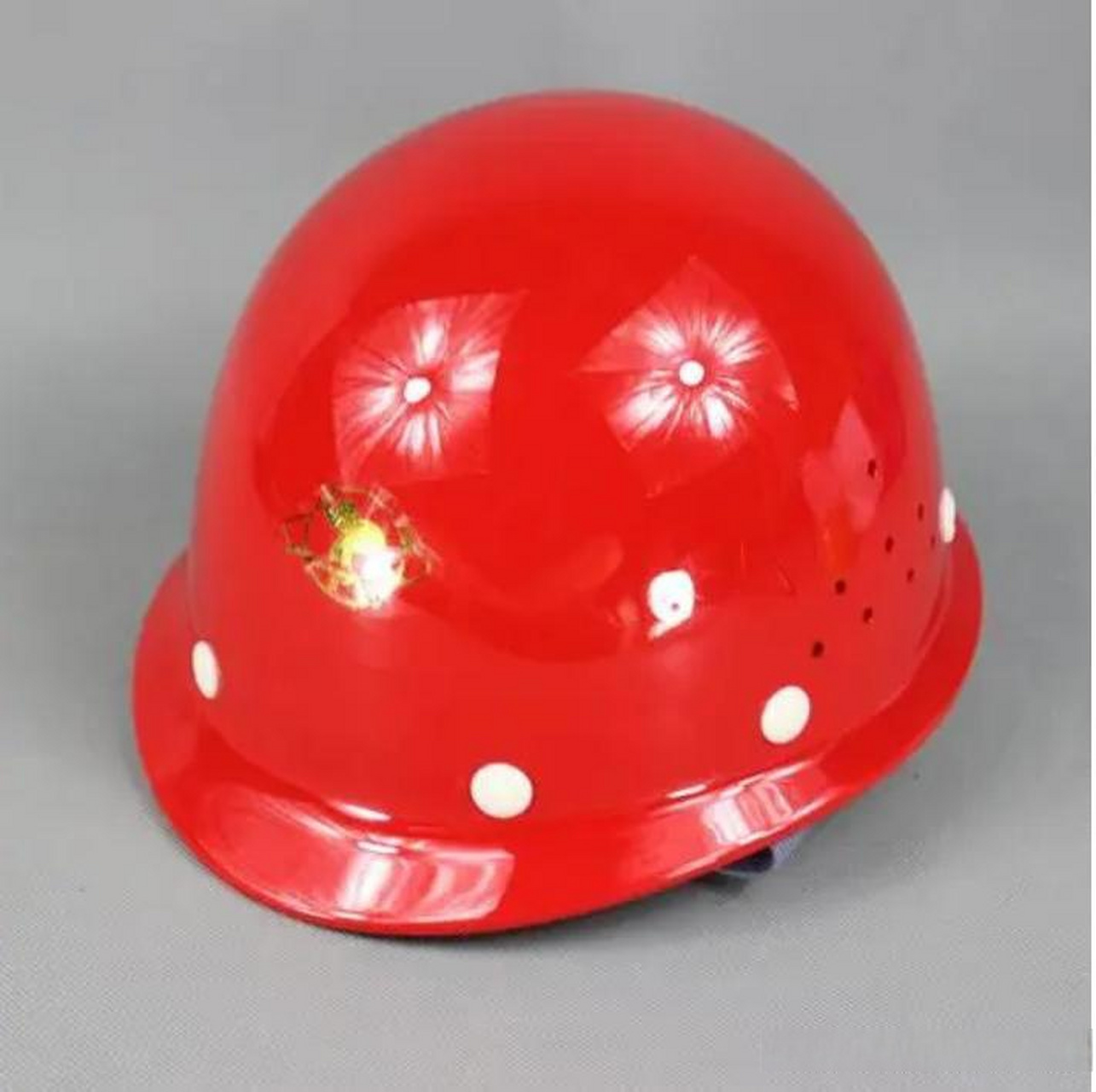 安全帽颜色区分: 1,黄色安全帽是工地上最常见的安全帽,戴黄色帽子的