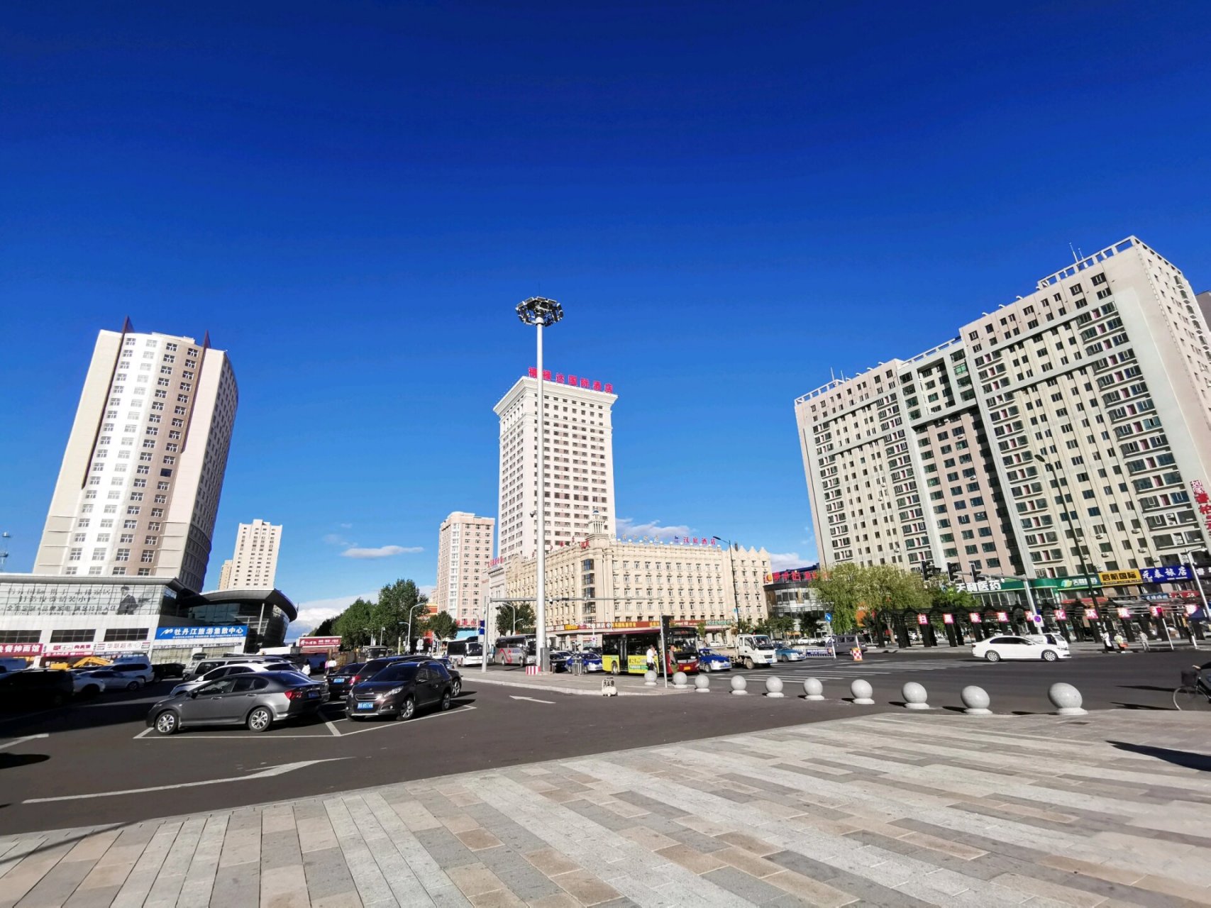 不同于许多千篇一律的城市高铁站,牡丹江站有独特设计风格,空间宽敞