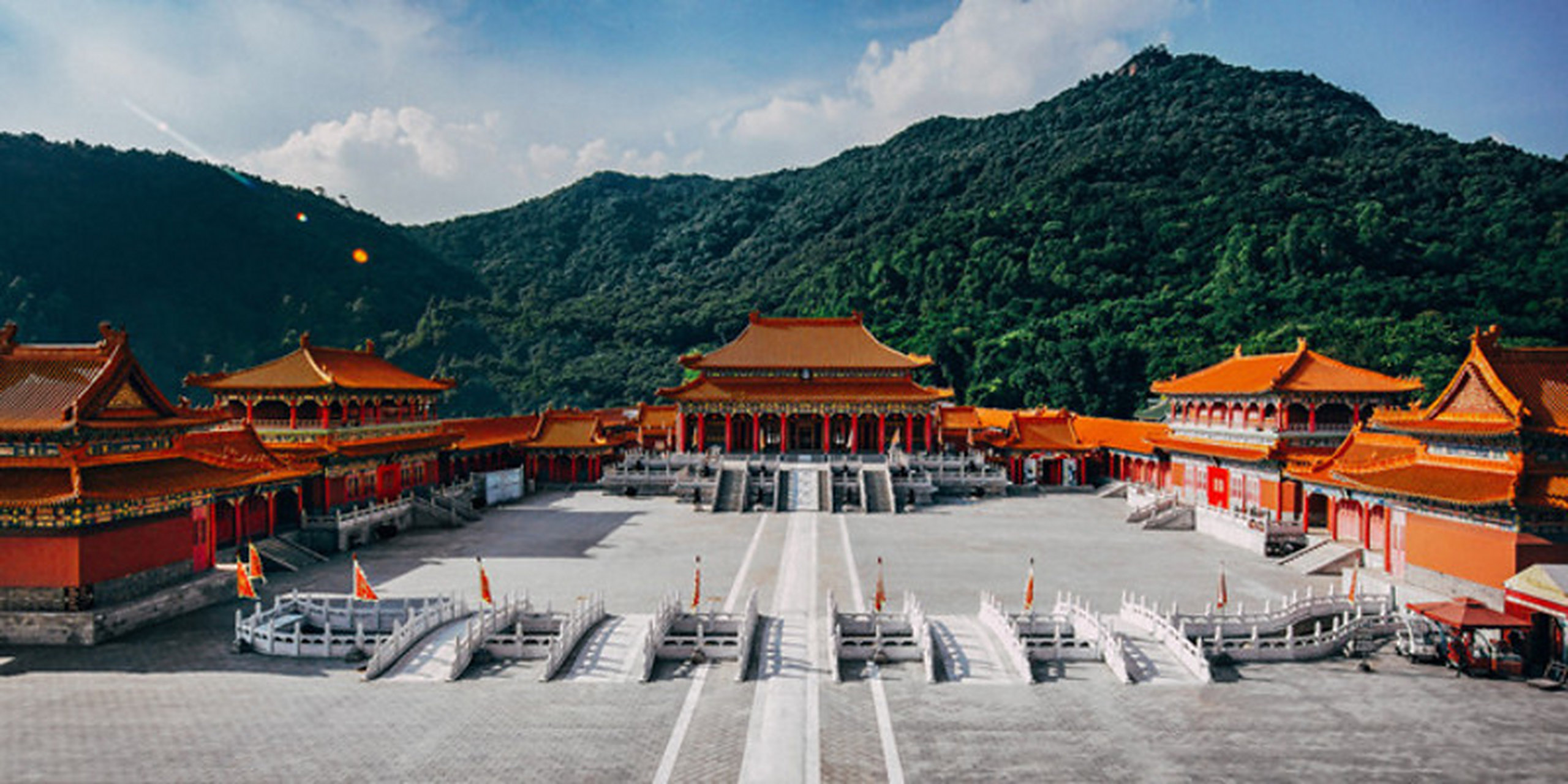 西樵山国艺影视城:集影视,旅游,休闲与宗教于一体的综合项目,可以