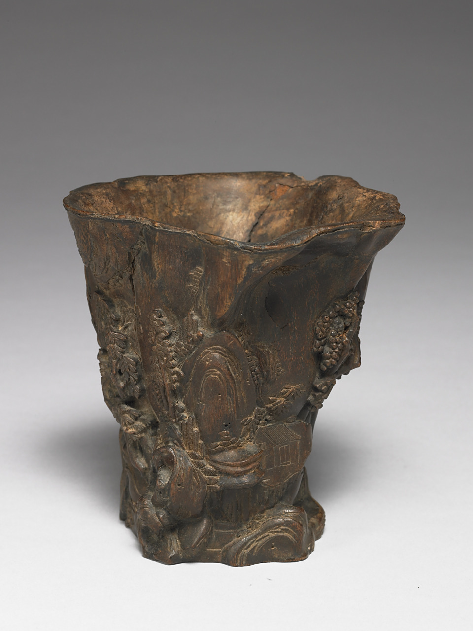 清沉香木雕山水笔筒,台北故宫博物院藏 高13.0公分,最大径13.