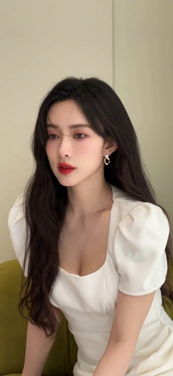 孟子义长发红唇白色长裙壁纸九宫格