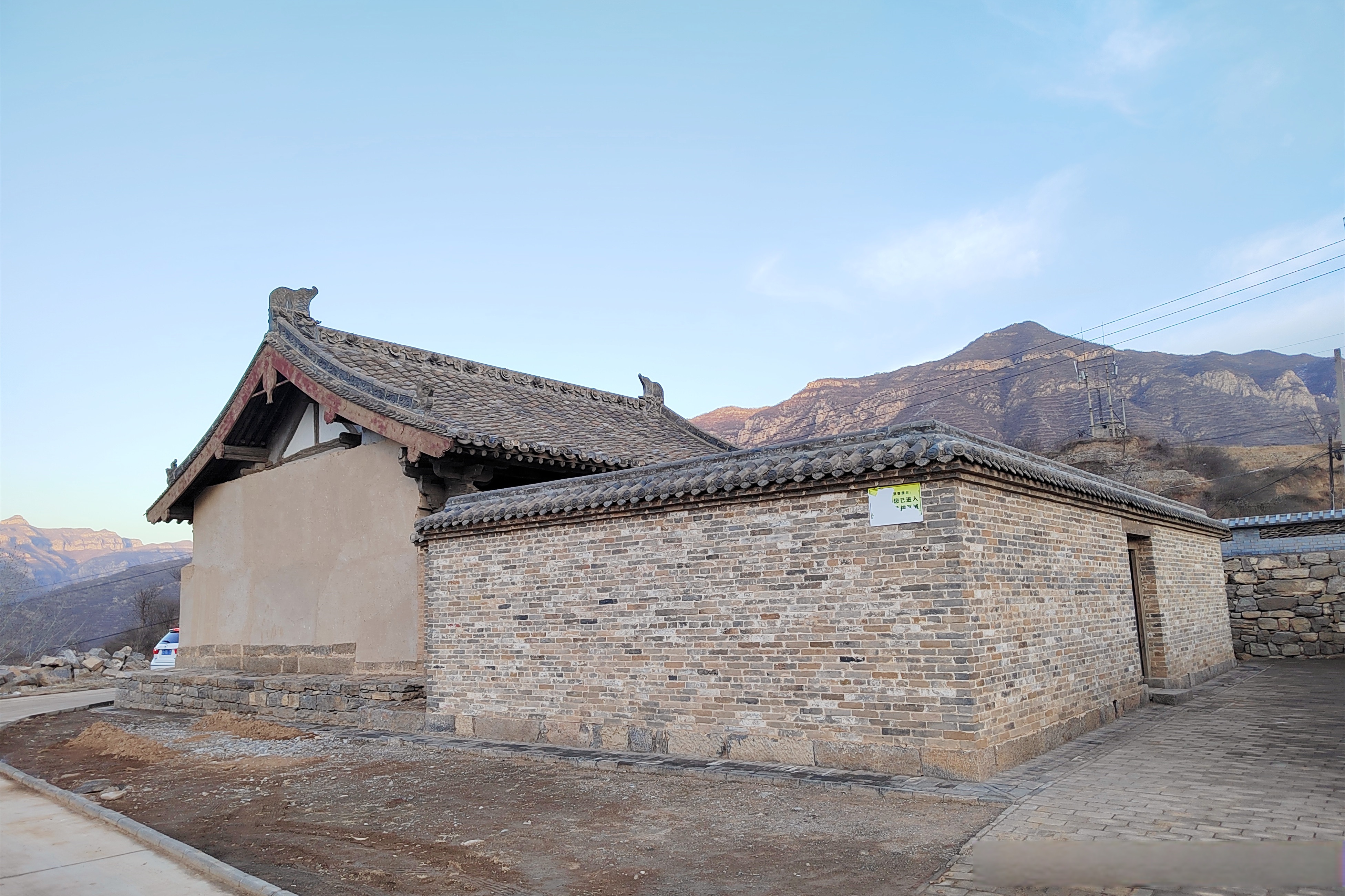 在山西省长治市平顺县阳高乡侯壁村的农田里,矗立着一座回龙寺,仅存