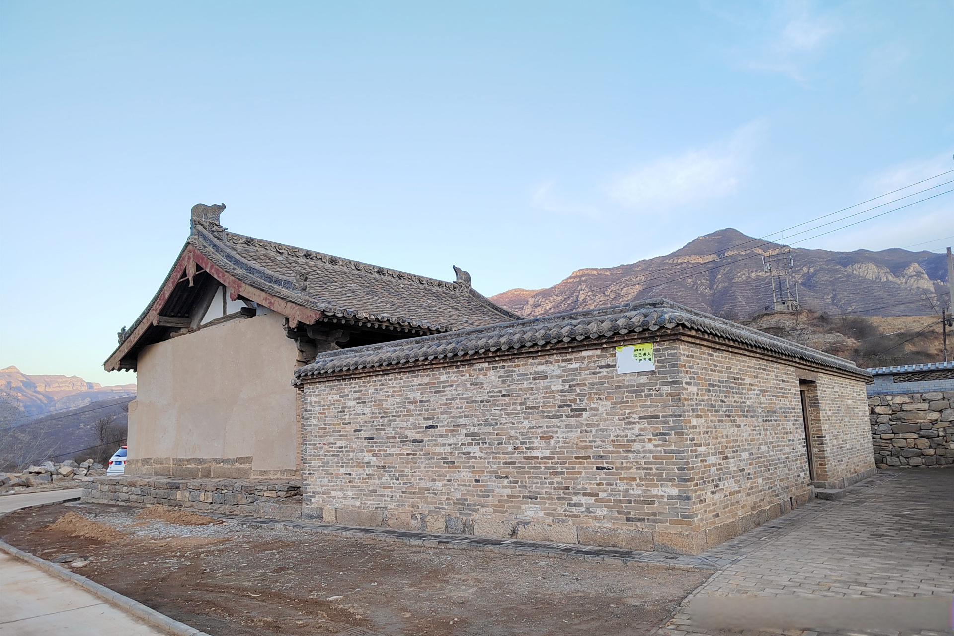 在山西省长治市平顺县阳高乡侯壁村的农田里,矗立着一座回龙寺,仅存