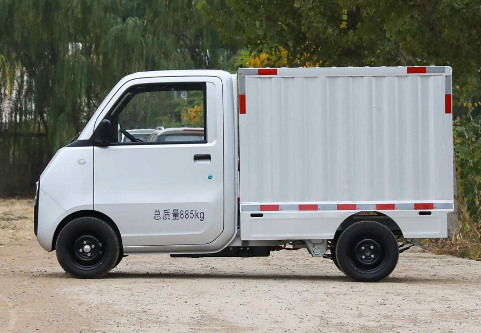 不过,宏光miniev还不是最小的五菱汽车,最近曝光的mini厢式货车五菱