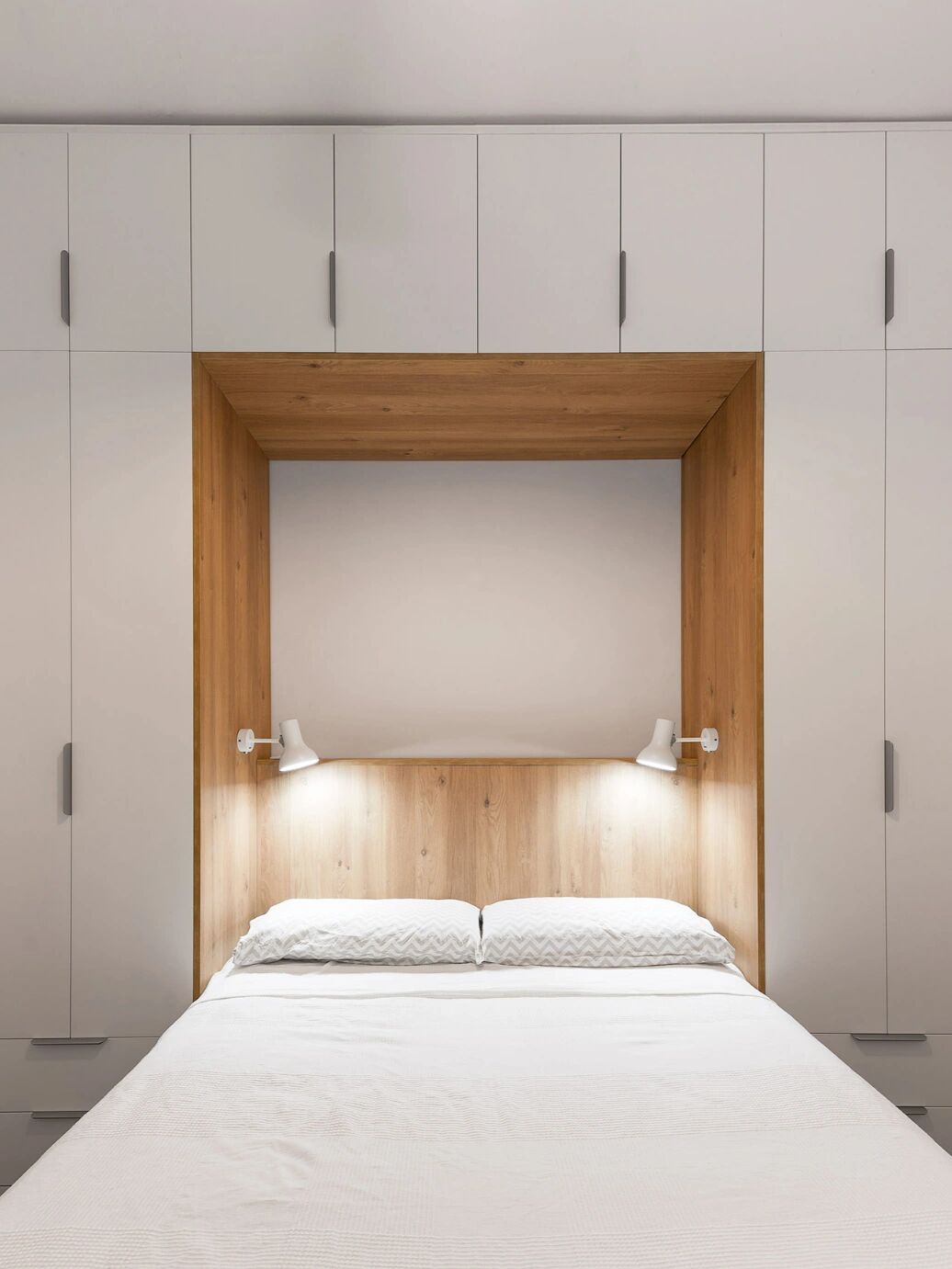将床头藏进衣柜,收纳上墙 卧室空间大1倍 床头别再挂画或者闲置空着了