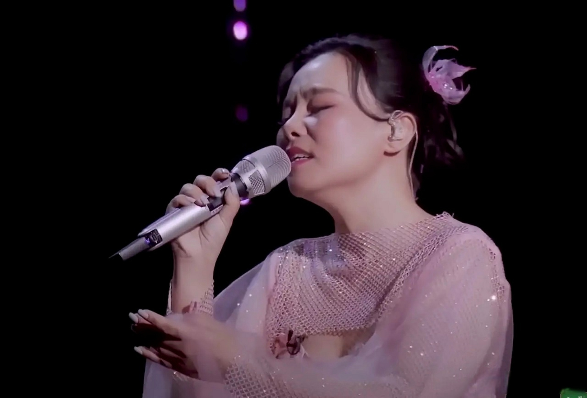 美依礼芽的耳返一看就是特征显著的fitear,是日本艺人常用的监听耳机