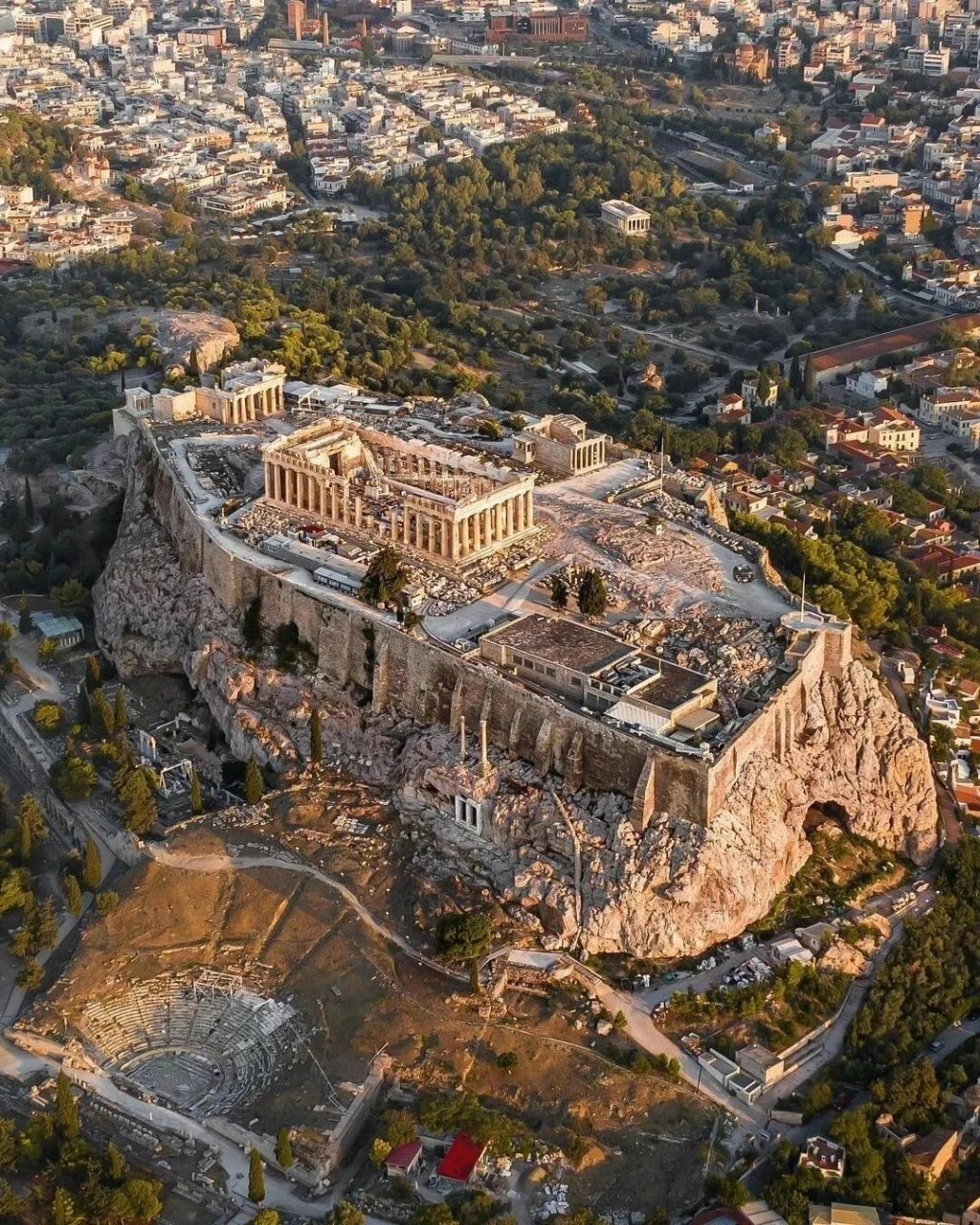 雅典卫城(acropolis of athens)是希腊雅典的一处重要古迹,也是世界上