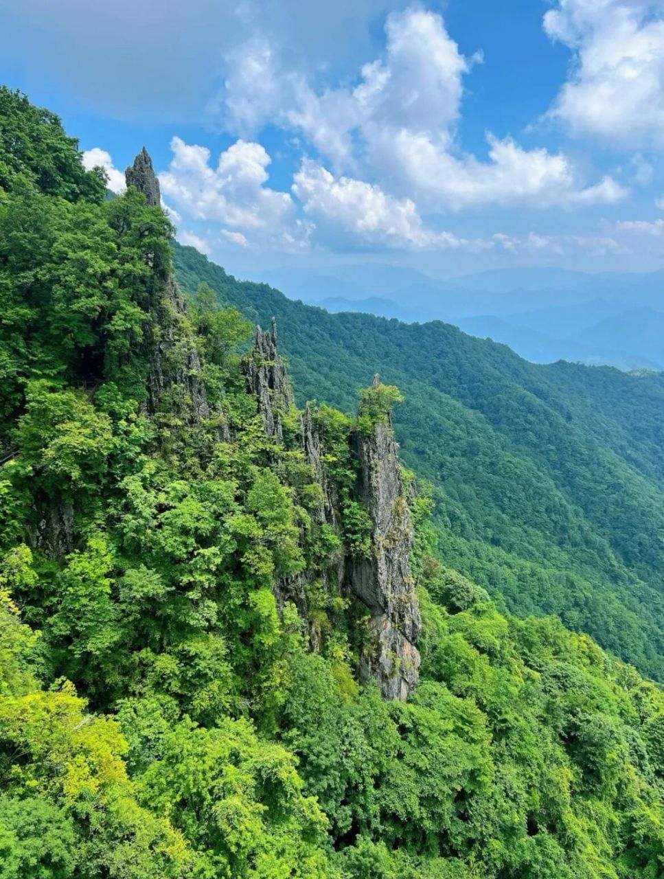 南宫山国家森林公园位于陕西安康市岚皋县东部,为国家aaaa级风景区.