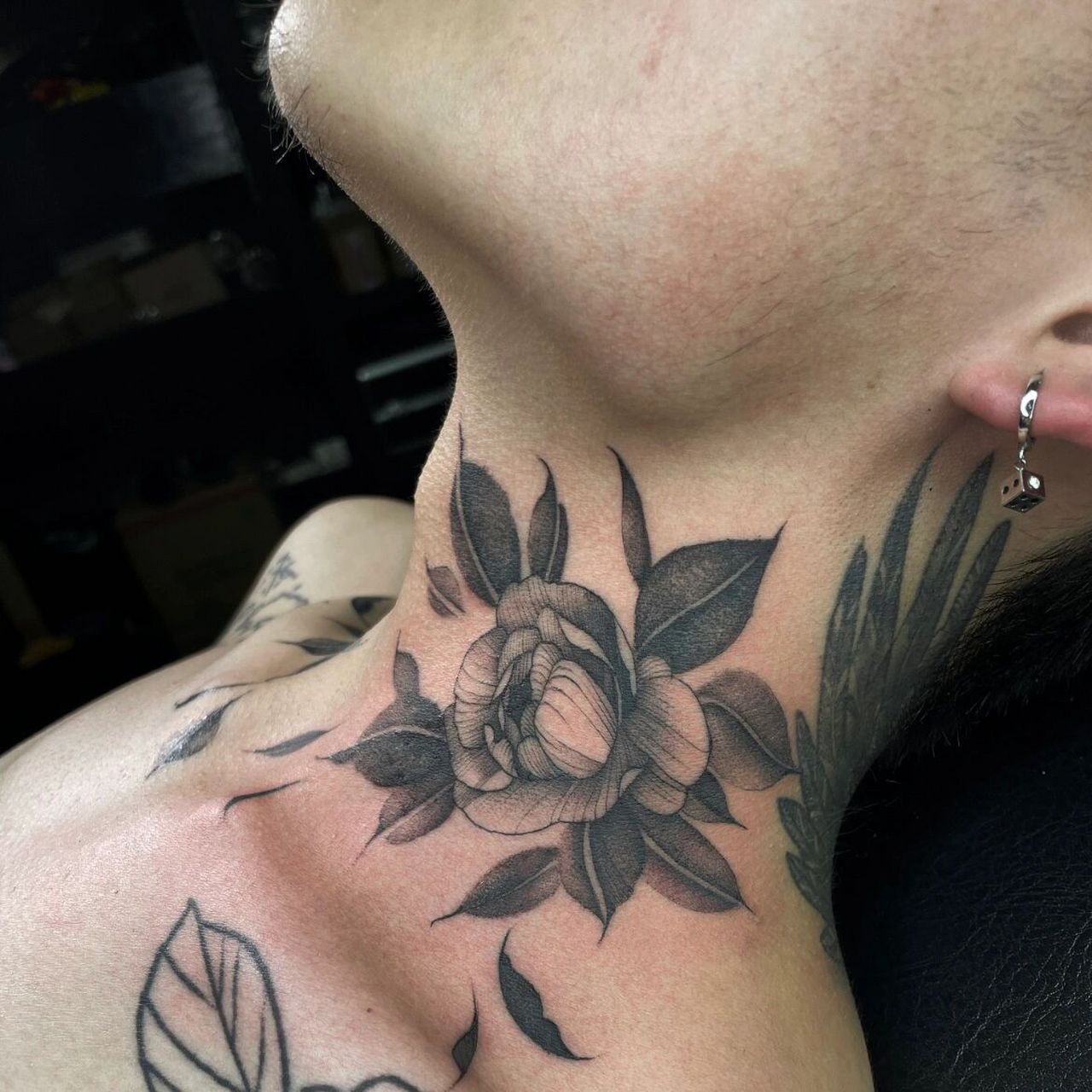 脖子纹身|素花纹身|单针纹身|梵刺青 比之前那个朵快了半小时 刚开始