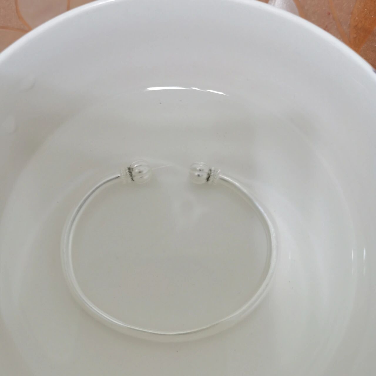 银手镯烧完就发黑怎么回事 一体成型的怎么会发黑呢?