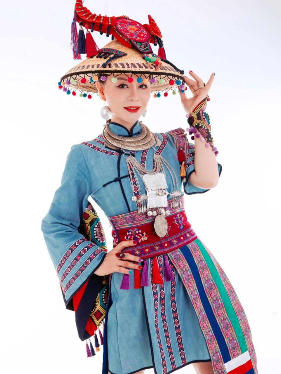 今天给大家介绍毛南族的花竹帽,前三张是我可爱美丽的姑妈,后五张花竹