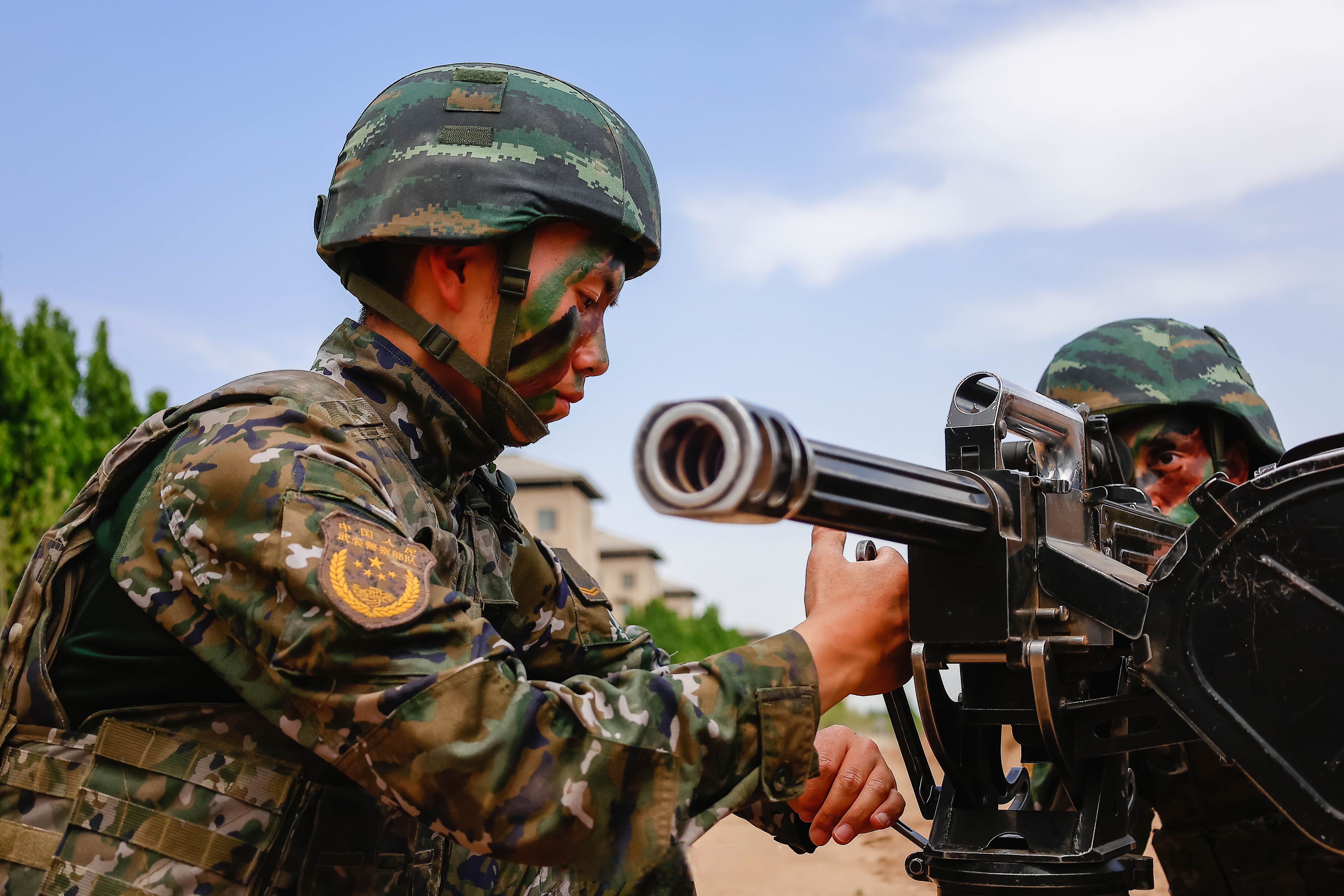 武警实战演练火力值拉满】近日,武警第一机动总队某支队组织所属火力