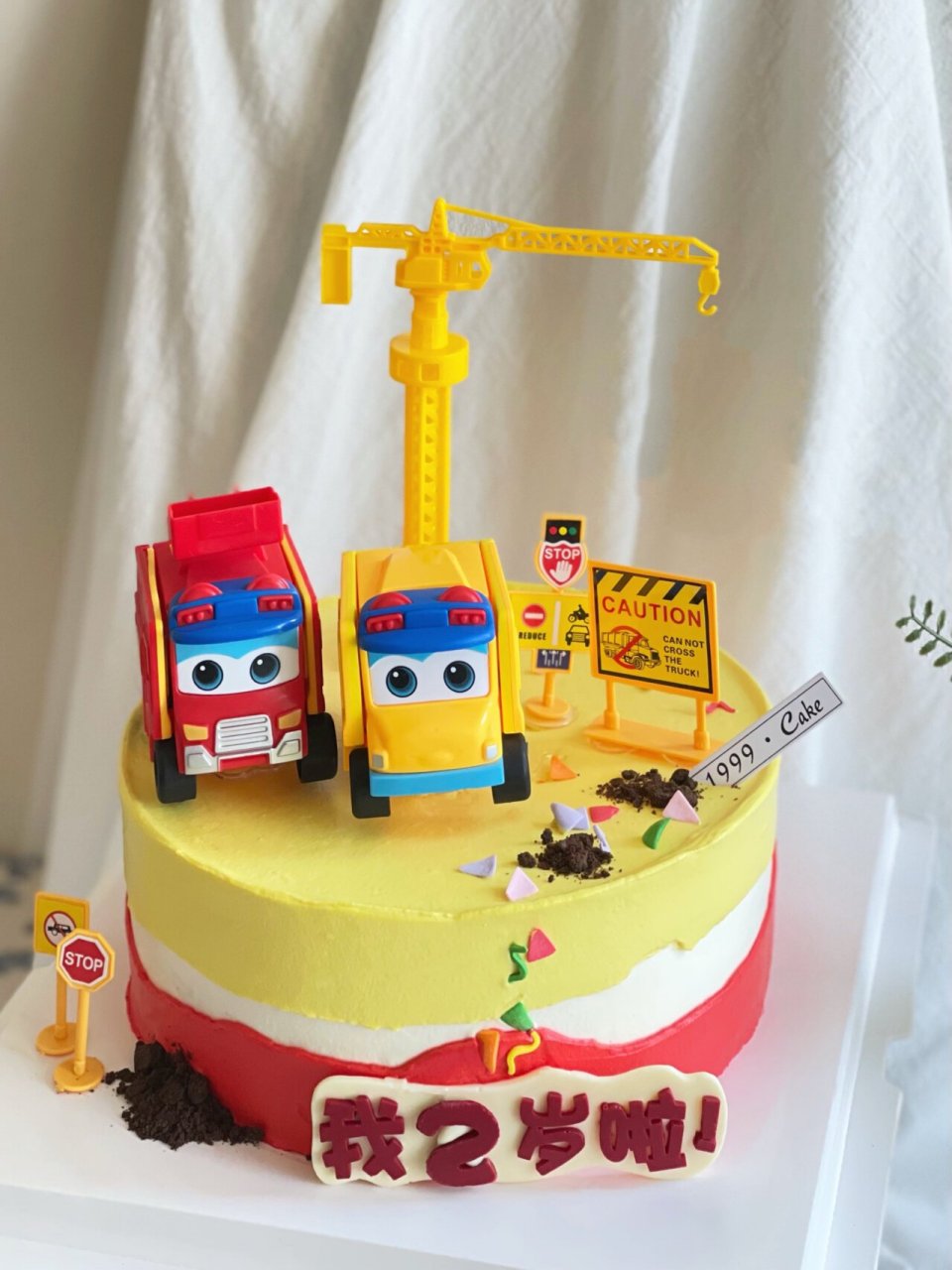 儿童蛋糕百变校巴歌德 今天是个小朋友的两岁生日 妈妈为他准备了最