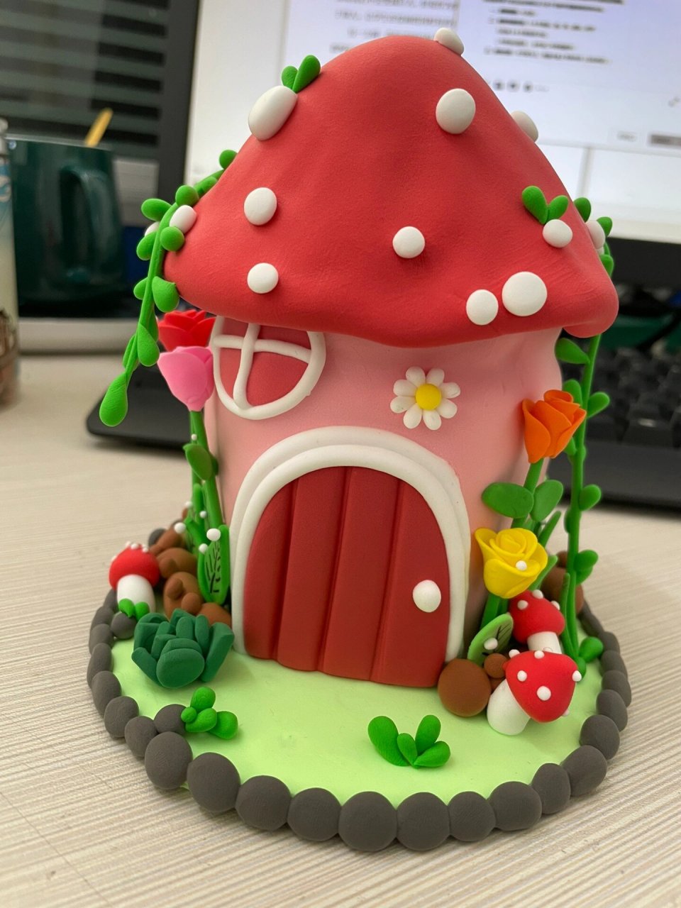 彩泥小房子 一个又比又扁的丑瓶子,忘了拍个照,改造成了一个漂亮的小