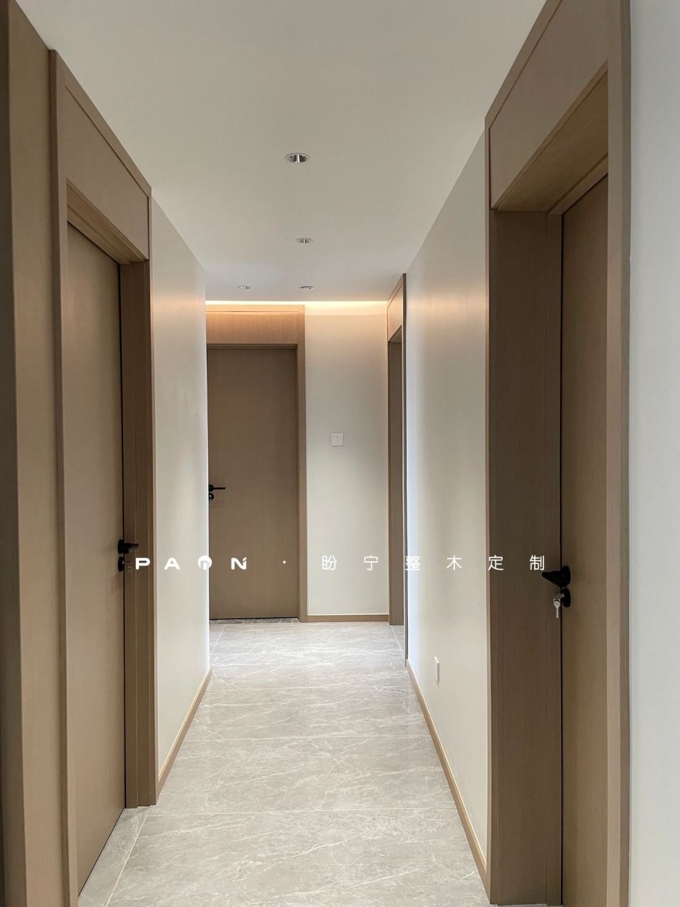 99极简轻奢烤漆木门,门头板到顶更显大气 95定制这行风格每一年都