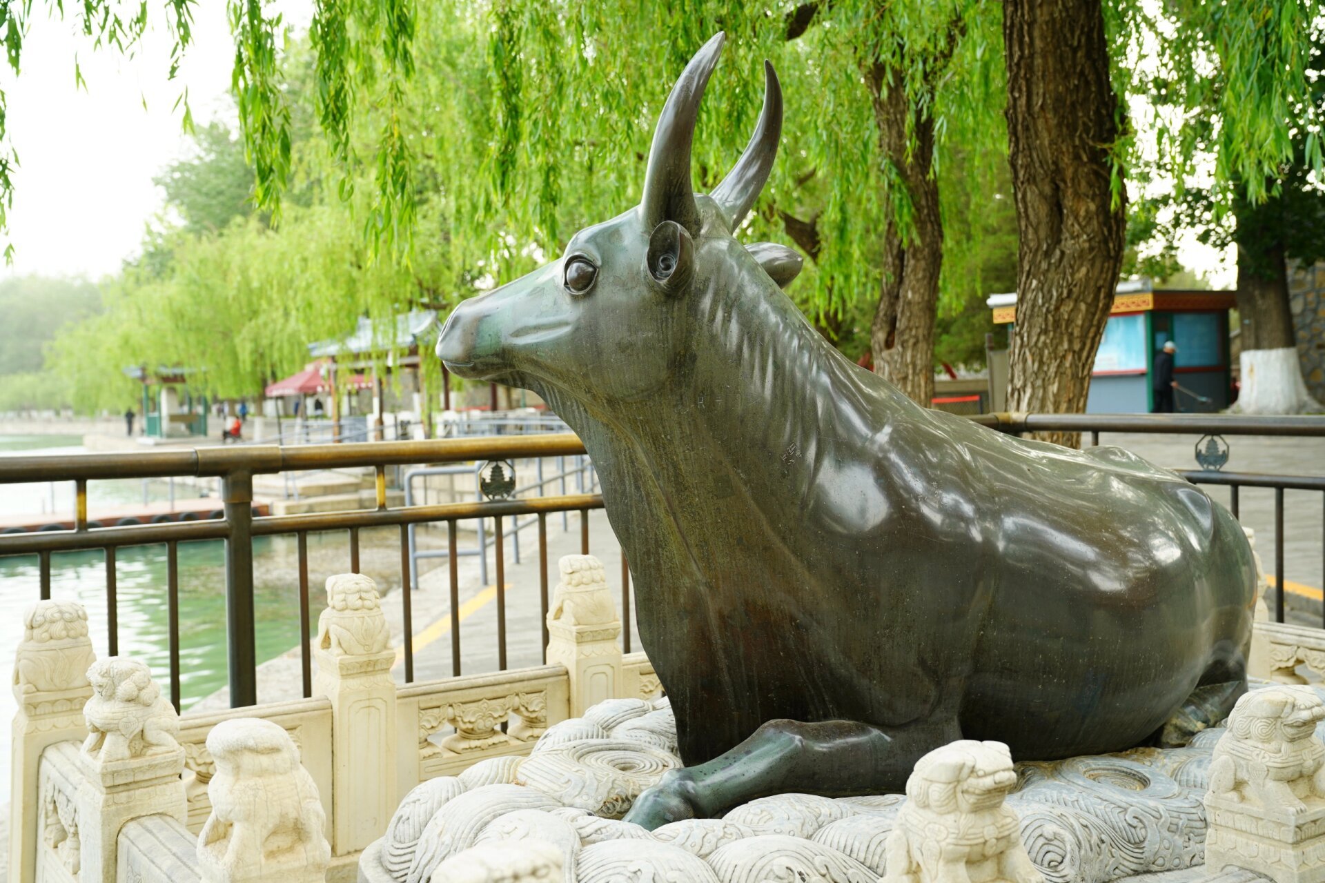颐和园·铜牛 在北京颐和园景区内的东南部有一尊铜牛,中国古代把铜也