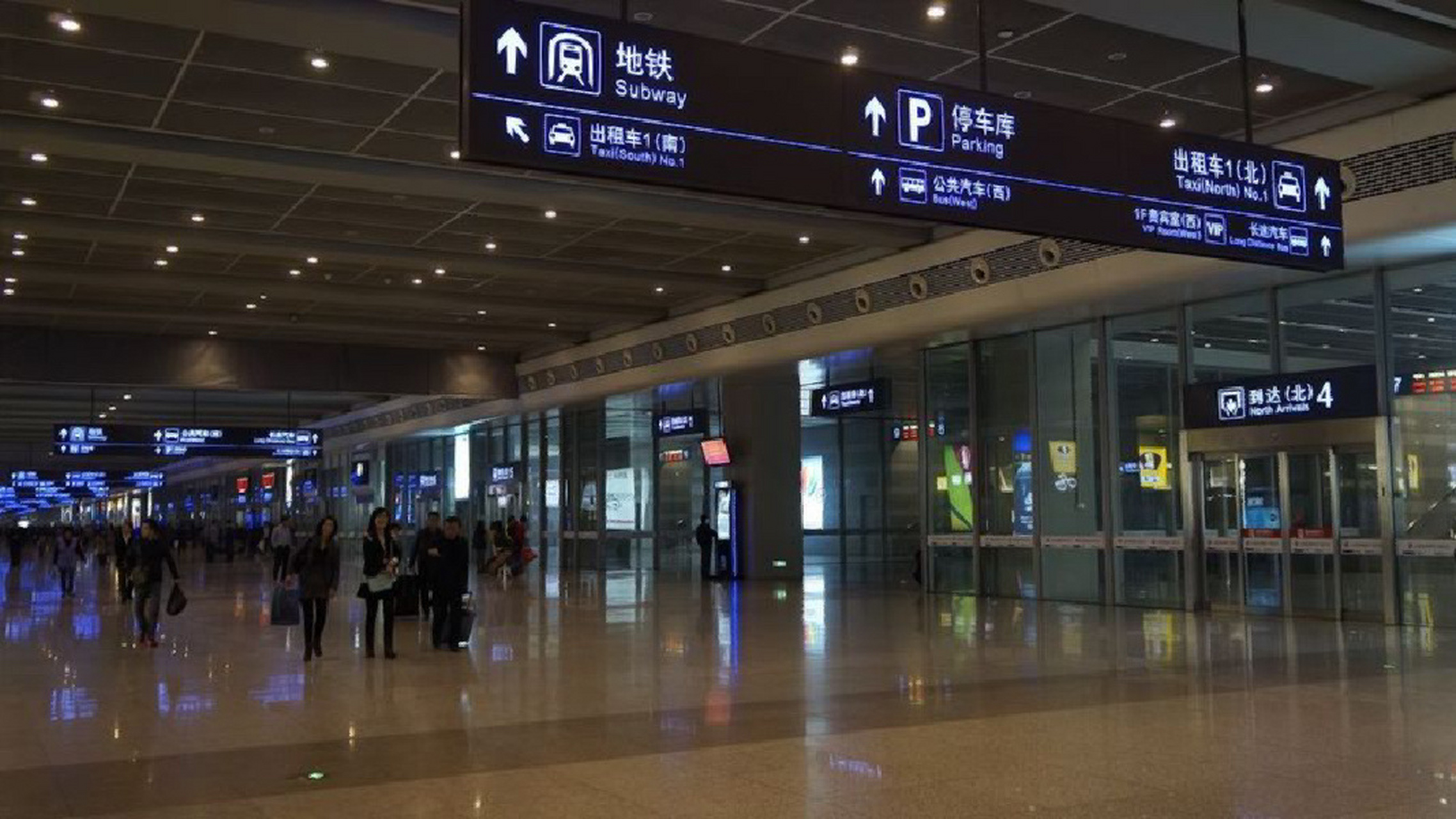 之前某次从虹桥火车站打车,随便选了一边,上车后师傅听说我要去南