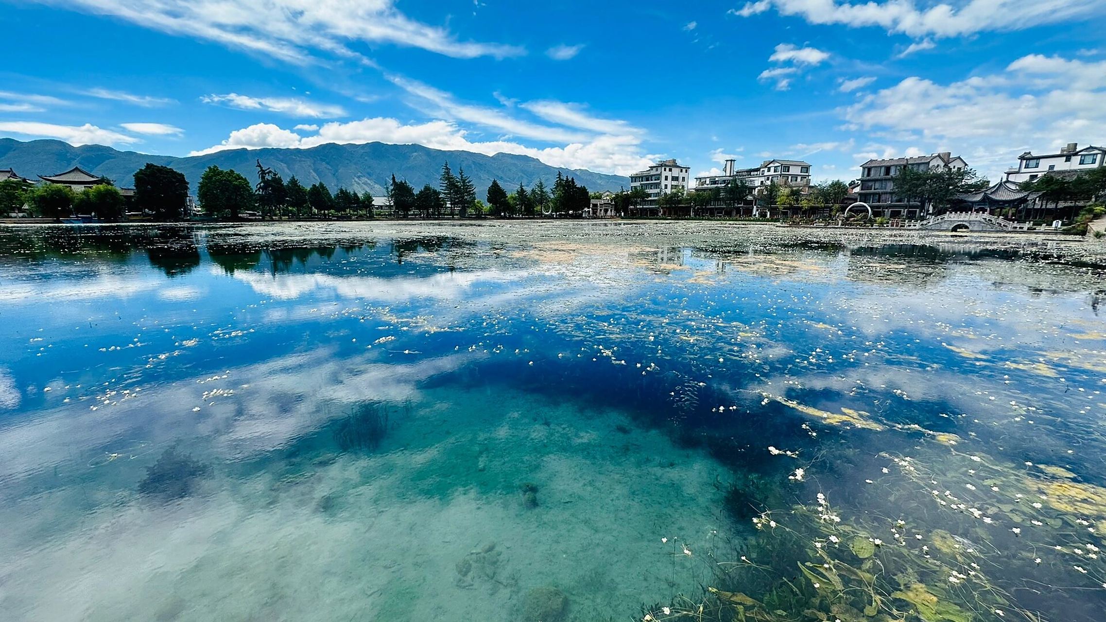 云南大理黑龙潭人小景美 这里是云南大理州鹤庆县草海镇的黑龙潭,水质