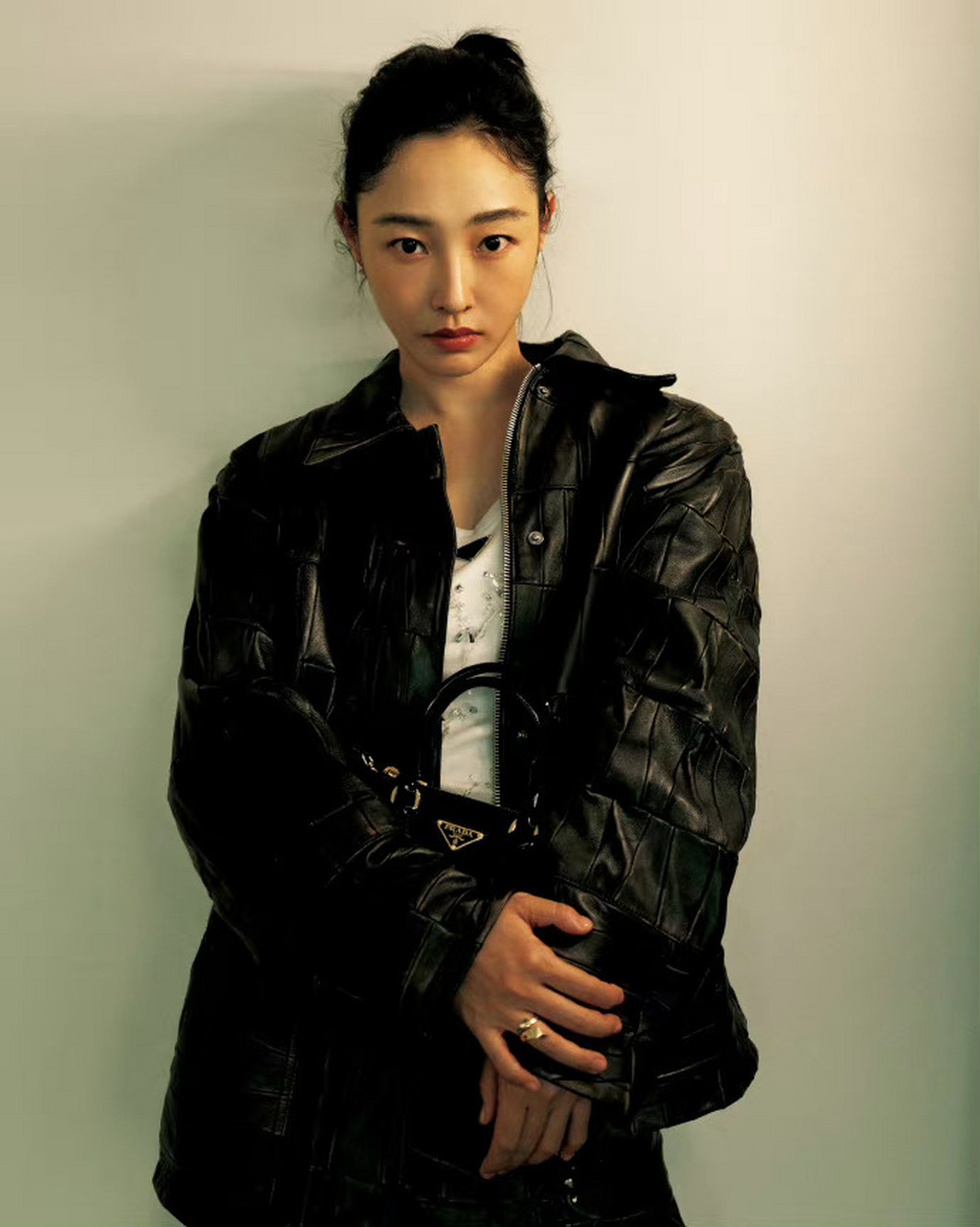 白百何超廓形皮衣# 白百何演技在线,颜值在线,时尚品味在线