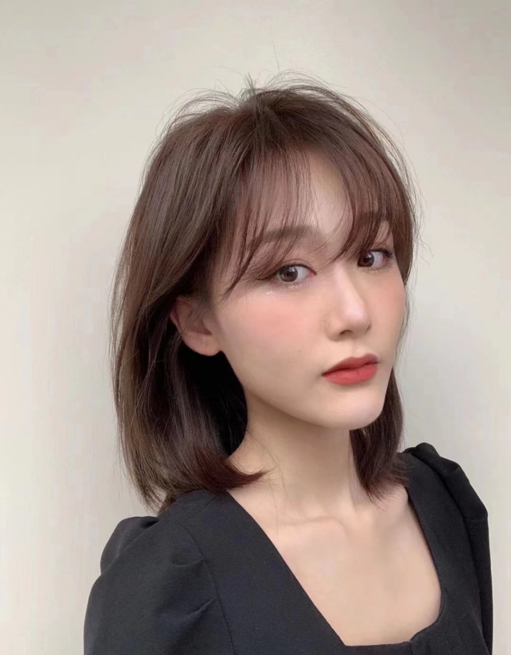 最适合长脸的发型 这款发型 裁剪层次比较低 可以很好的把脸型两侧