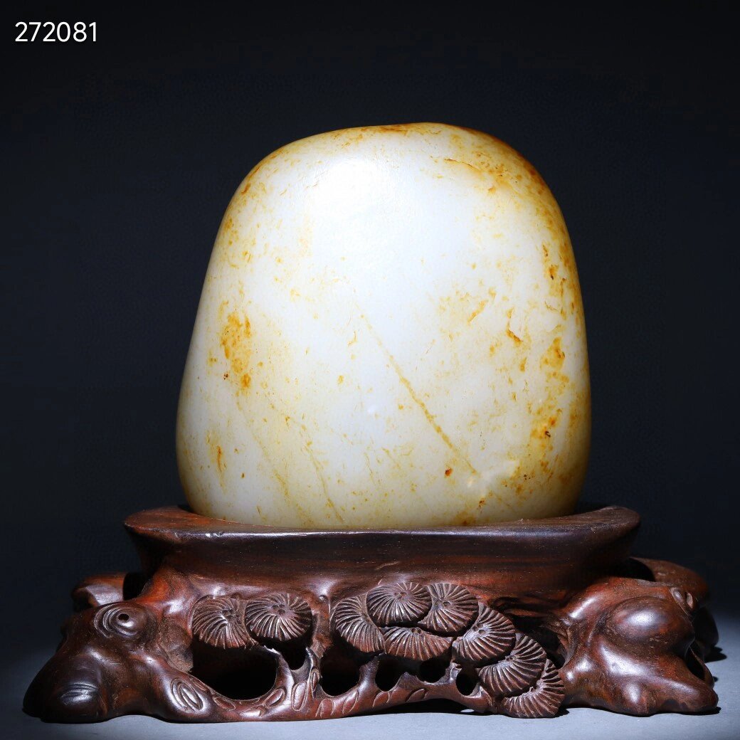 和田玉原石摆件 和田玉原石摆件 长12.3厘米.宽6.7厘米.高13.2厘米.