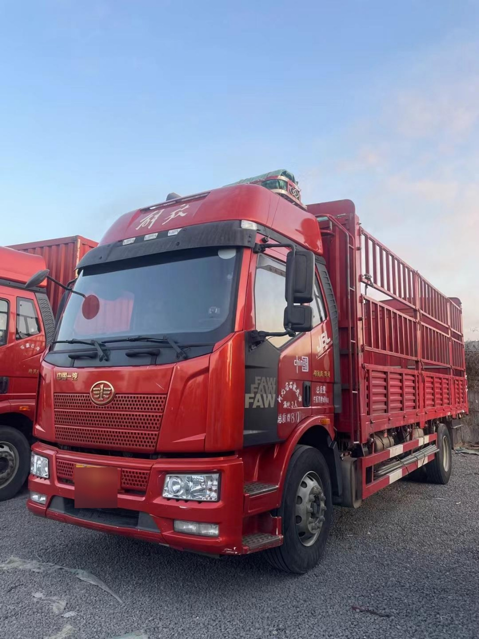 解放j6l六米八高栏,6缸8速240马力,高顶双卧,带大保险,原厂大箱,车况