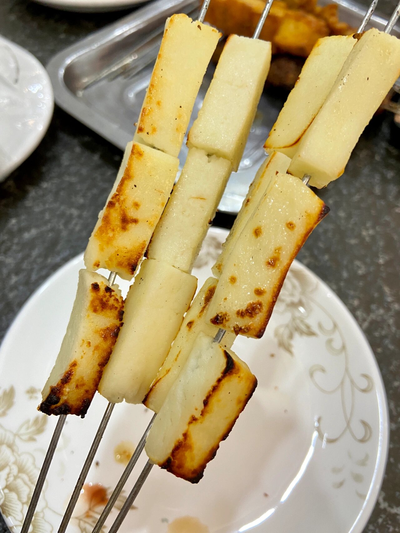 虽然是内蒙人,但还真没吃过烤奶豆腐,烤肥肠烤杏儿,烤牛肉干.