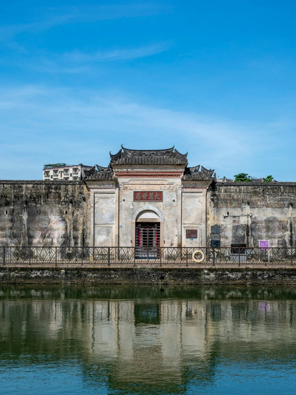 相对于南头古城,大鹏所城等,这里基本没怎么开发,没有热闹的商业,很