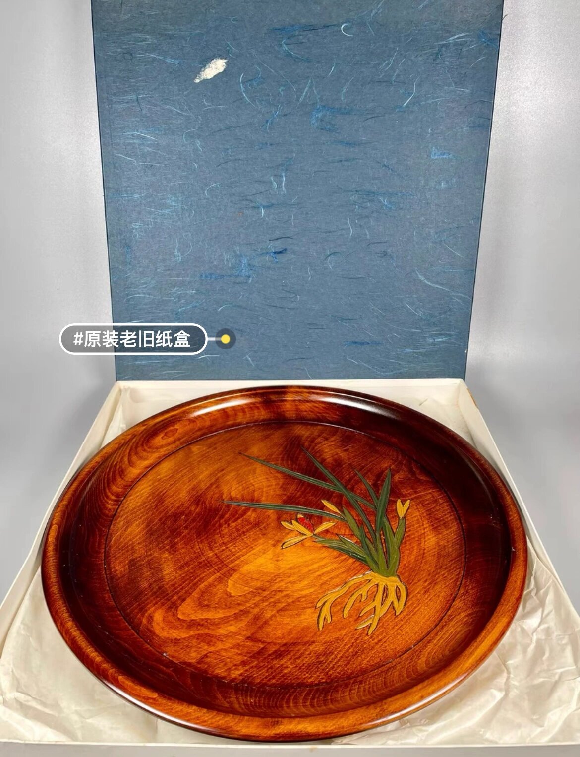 圆形广口沿,全实木一木挖制,胎体敦实,手工雕刻空谷幽兰,端庄大方