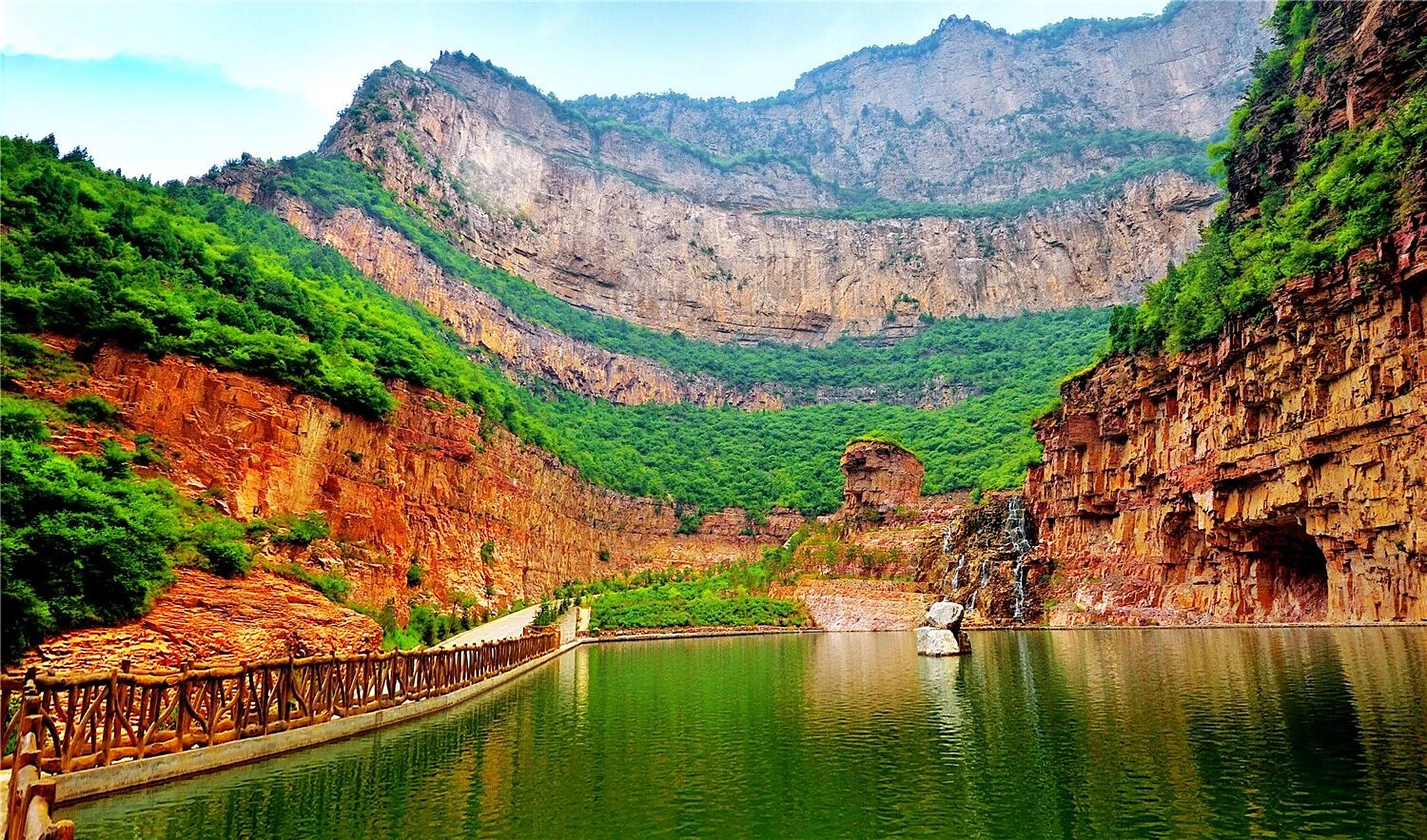 山西美景一日游-红崖峡谷 红崖峡谷景区位于山西省灵石县,是太岳山