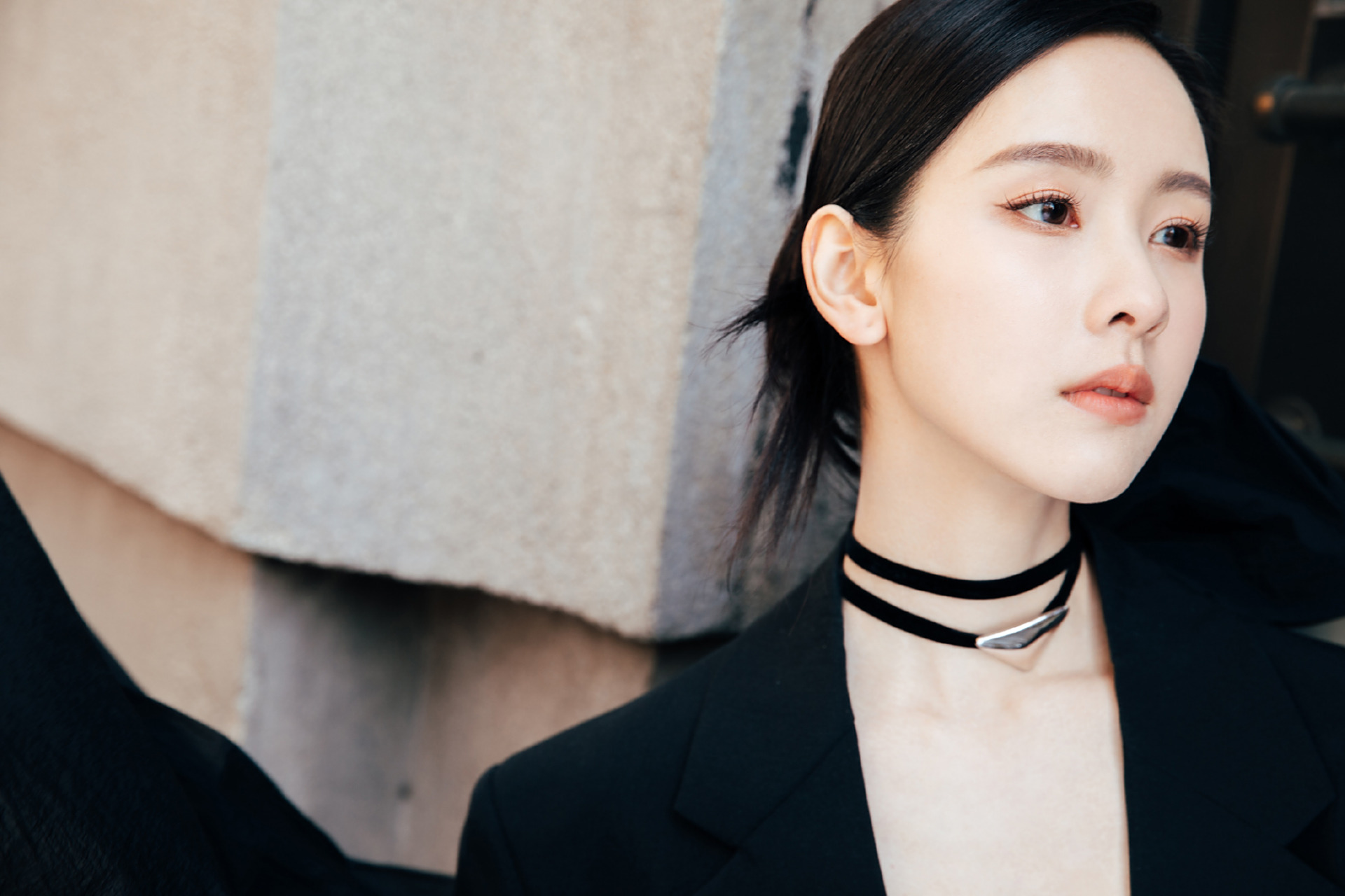 陈都灵氛围感黑白穿搭组图