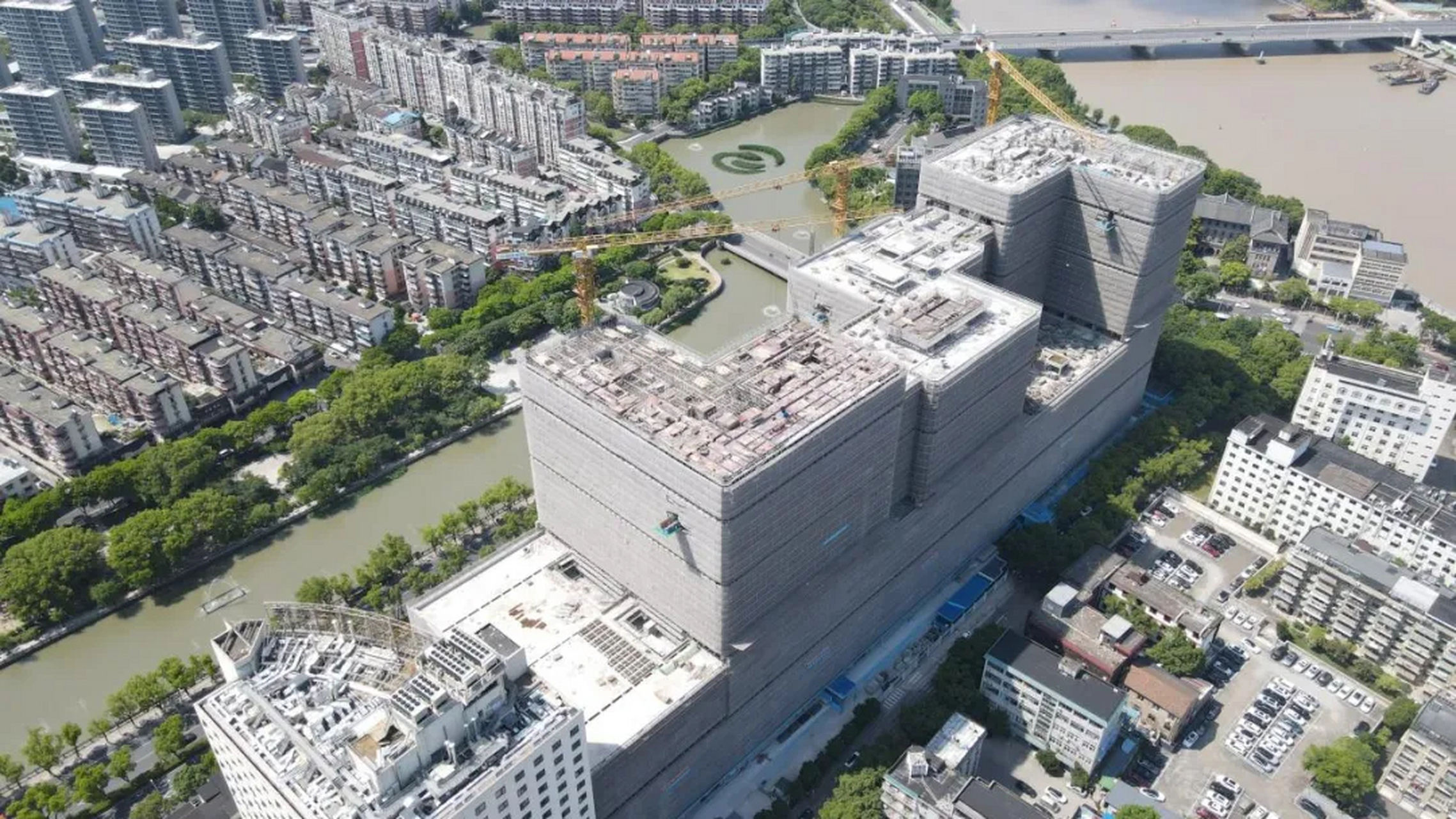 一起来看↓  宁波市第二医院医疗综合大楼位于宁波市二院本部院区内