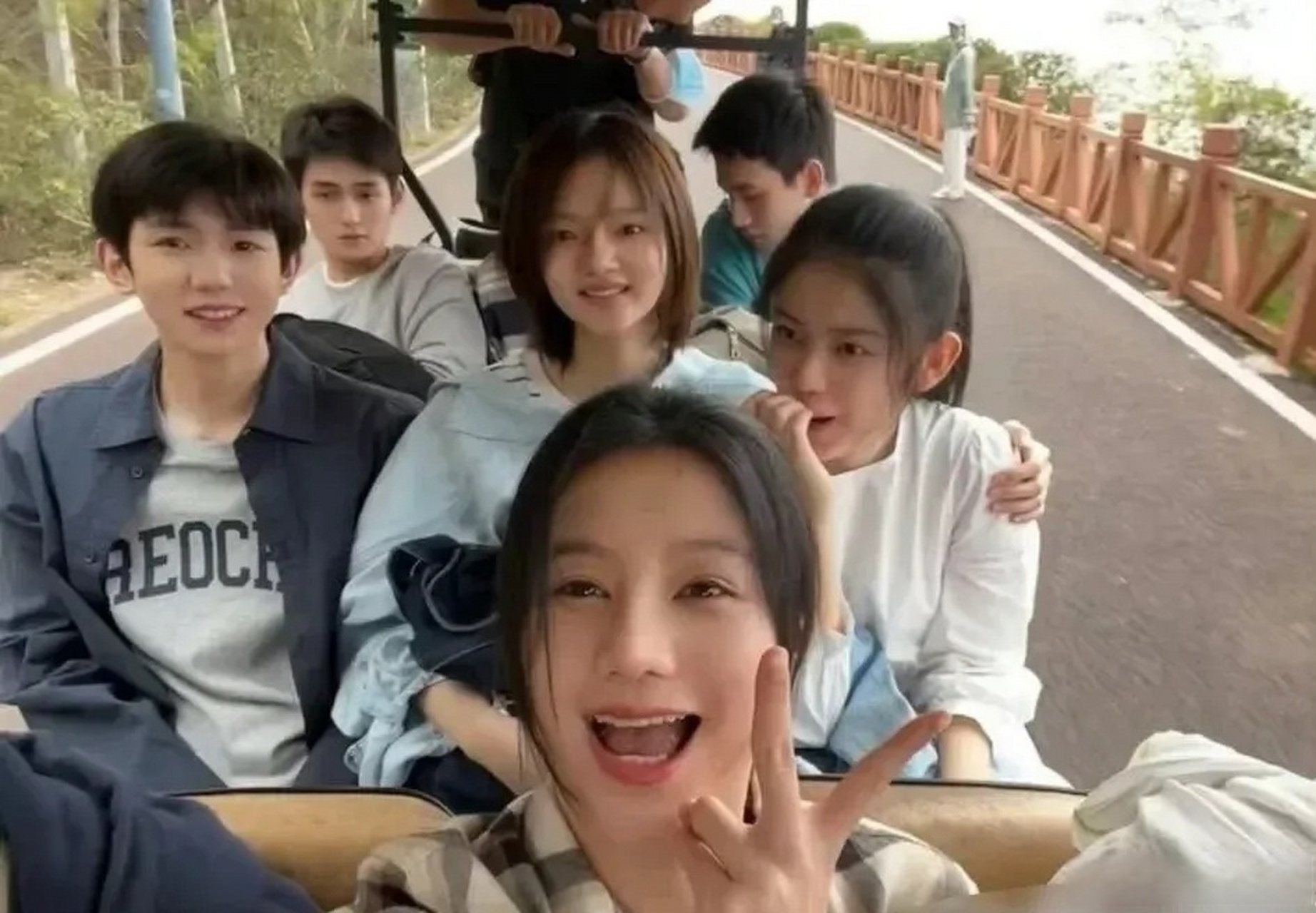 任敏在这张合照里就她最出众吧?原生脸的优势合照里就显示出来了