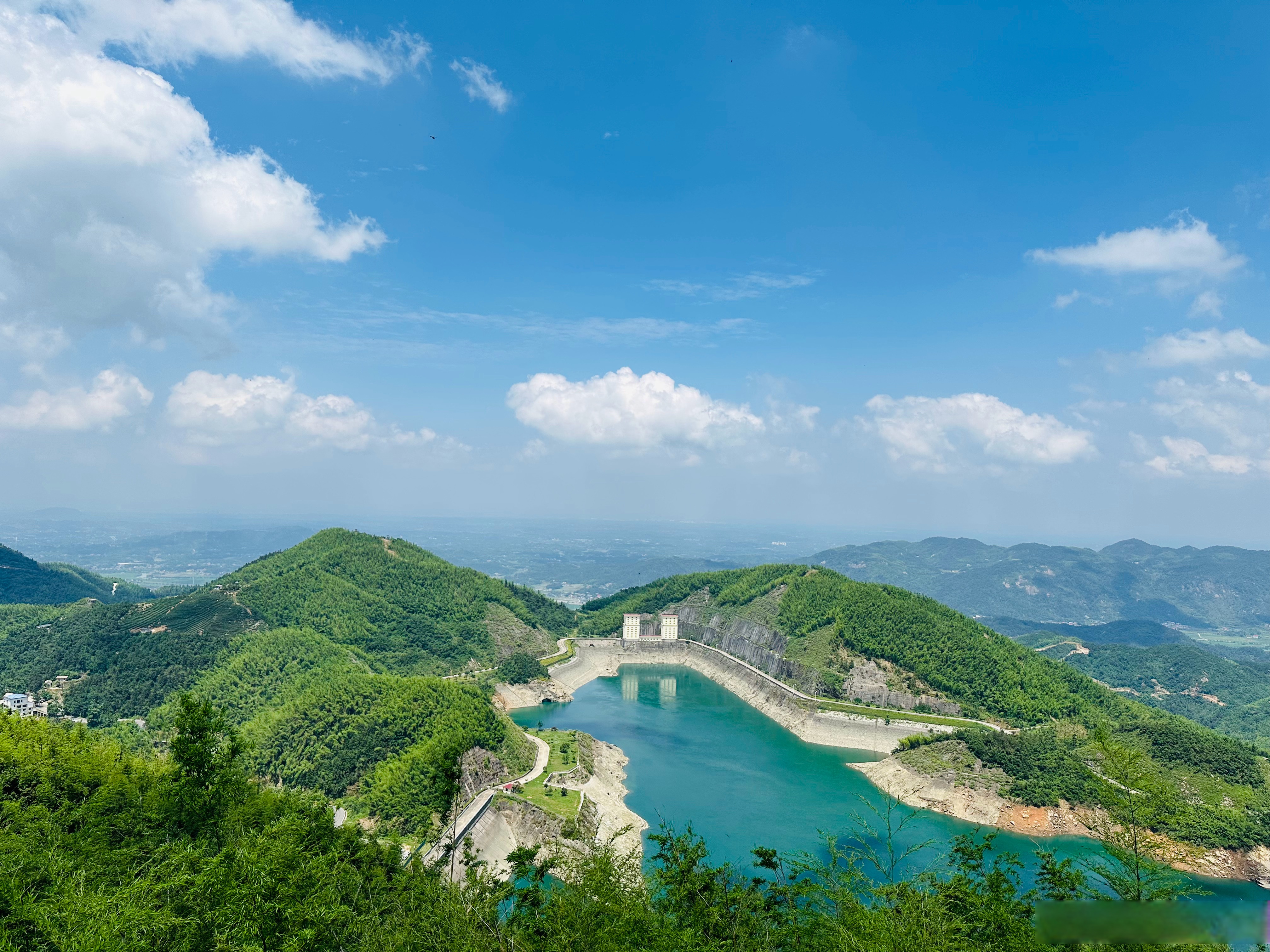 蓝天现白云,高山出平湖