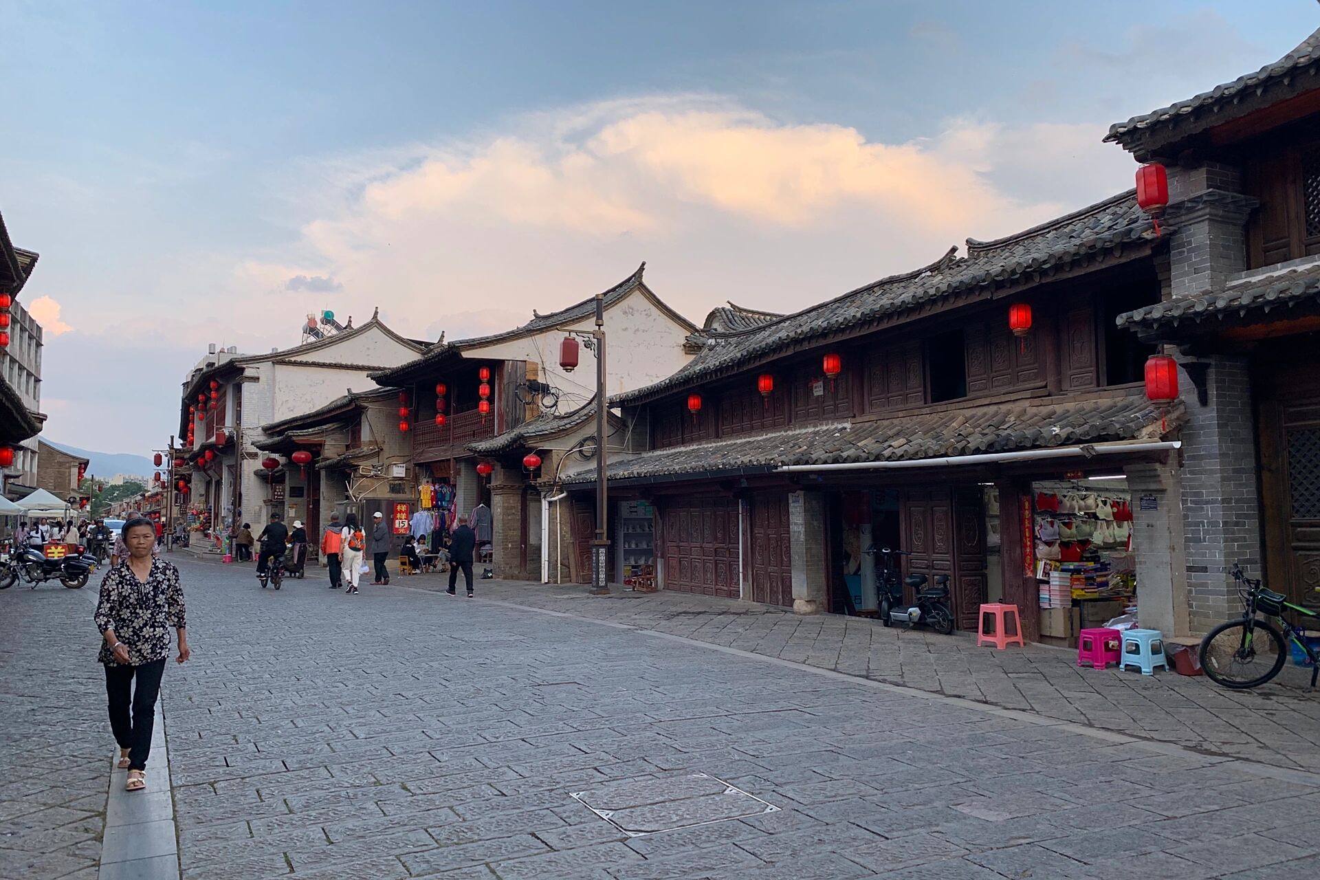 石屏古城体验07 虽然今晚在街头石板路上给石屏人民拜了个早年,但瑕