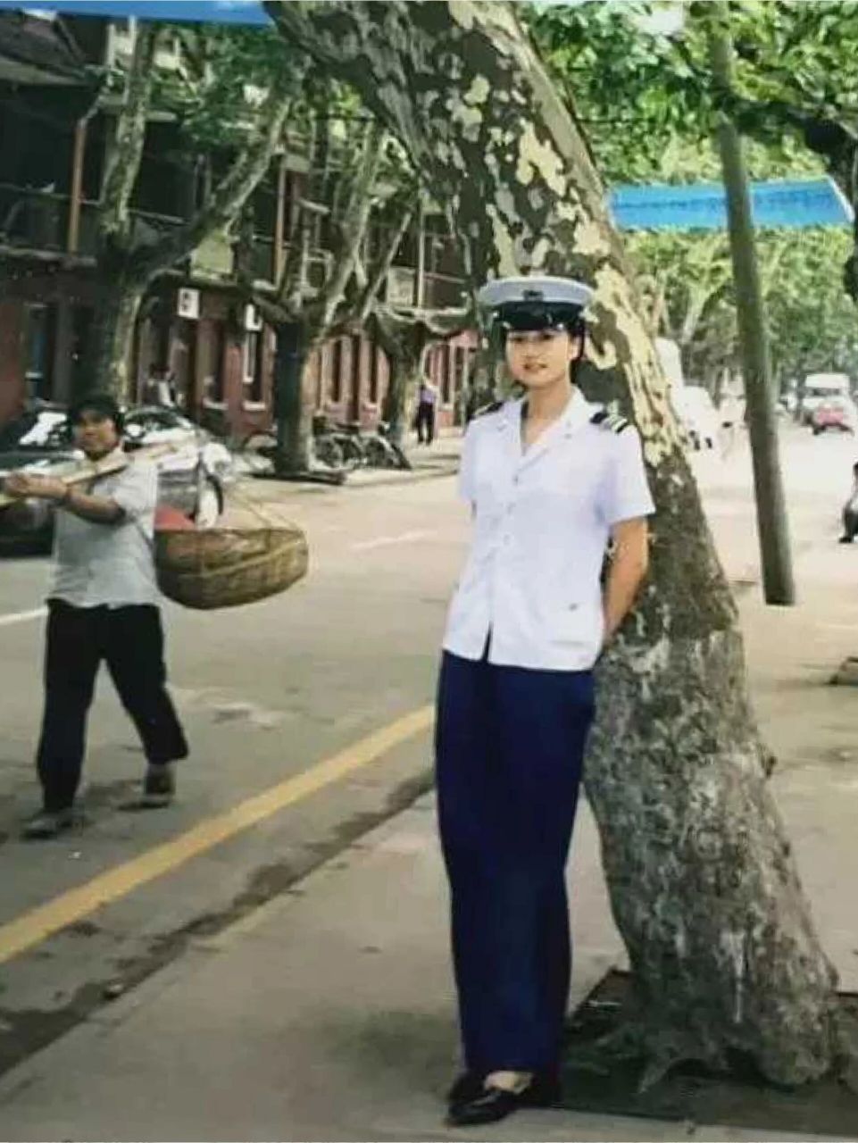 这是一位海军女兵穿着87式军服,那个年代的海军需要服役四年的义务