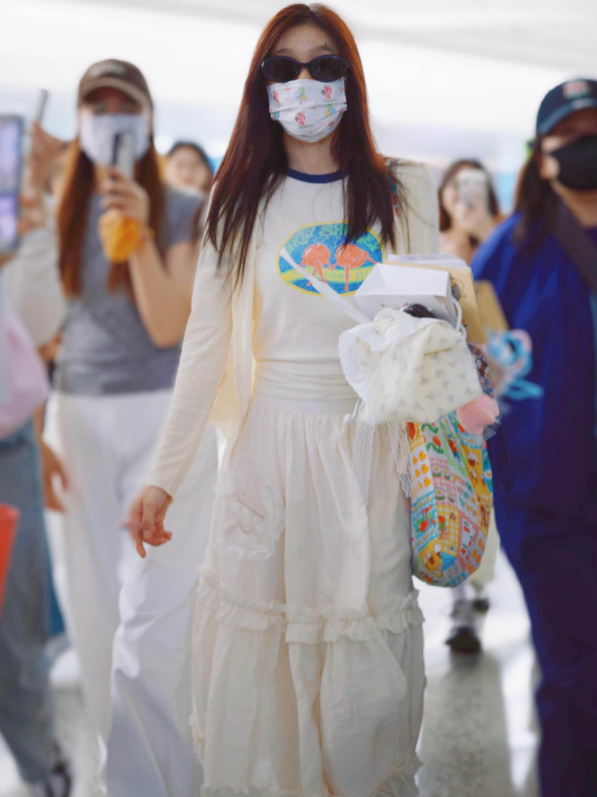 徐梦洁今日机场私服,属于夏日的多巴胺穿搭